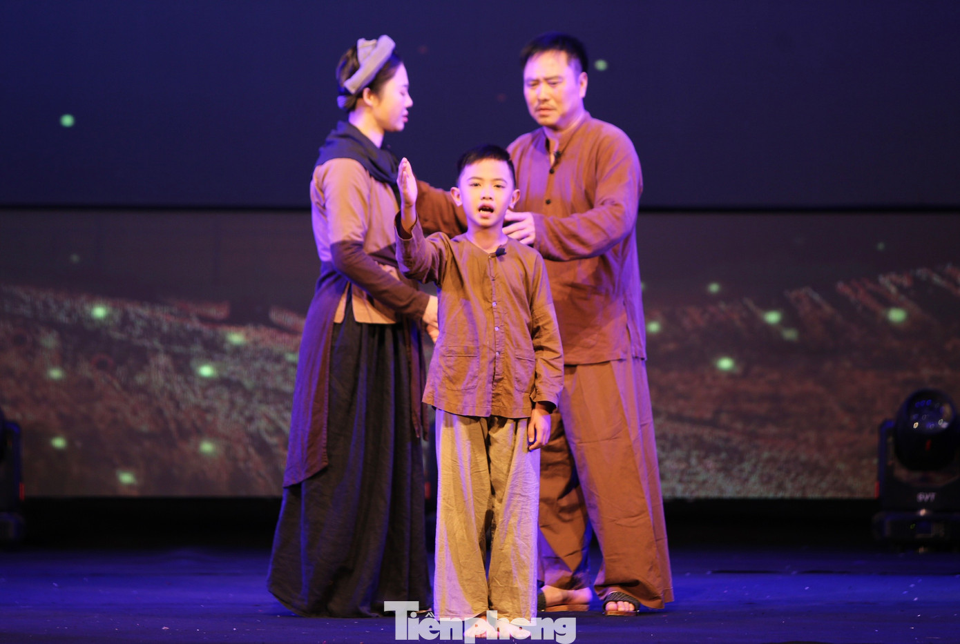 Chương trình nghệ thuật “Lý Tự Trọng - Người đoàn viên thanh niên cộng sản đầu tiên”, gồm 3 chương: Tuổi nhỏ hoài bão lớn, Đường cách mạng và Sáng mãi tên anh.