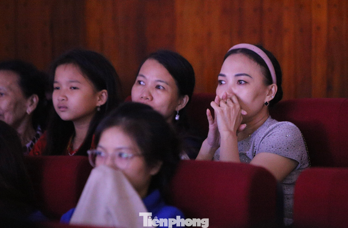 Nhiều đại biểu dự chương trình xúc động khi xem chương trình nghệ thuật về anh Lý Tự Trọng.
