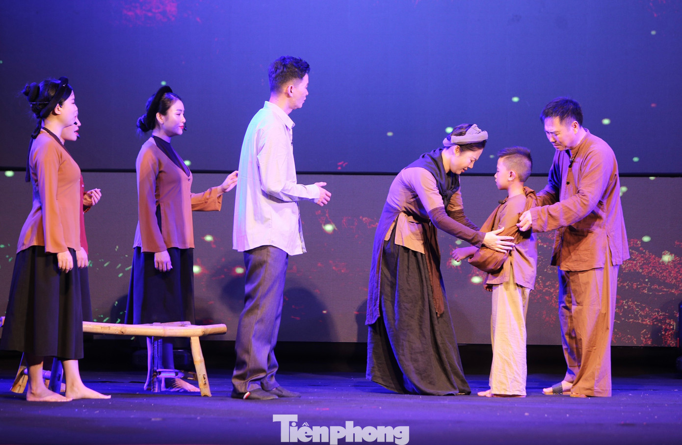 Chương trình nghệ thuật “Lý Tự Trọng - Người đoàn viên thanh niên cộng sản đầu tiên”, gồm 3 chương: Tuổi nhỏ hoài bão lớn, Đường cách mạng và Sáng mãi tên anh.