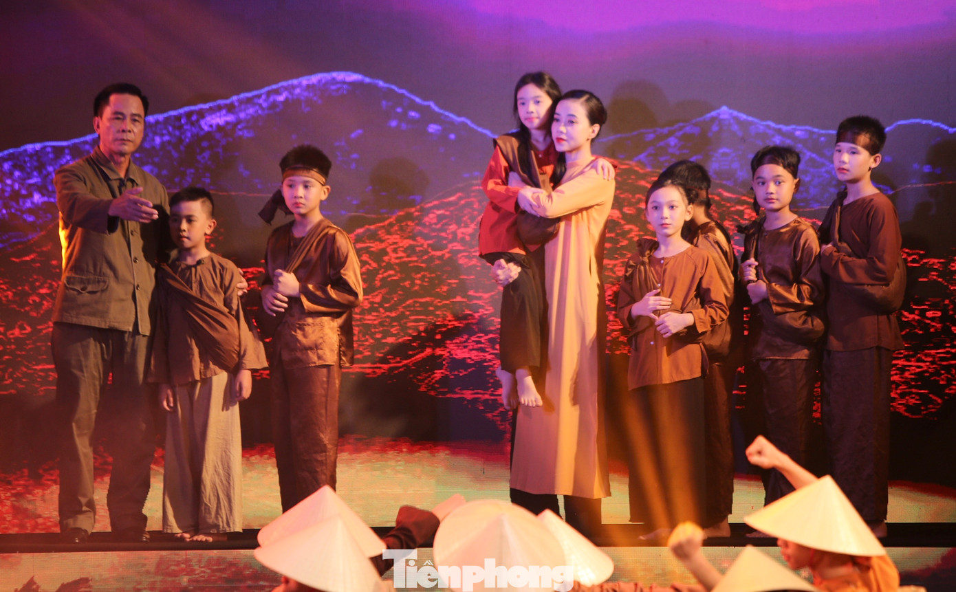 Chương trình nghệ thuật “Lý Tự Trọng - Người đoàn viên thanh niên cộng sản đầu tiên”, gồm 3 chương: Tuổi nhỏ hoài bão lớn, Đường cách mạng và Sáng mãi tên anh.