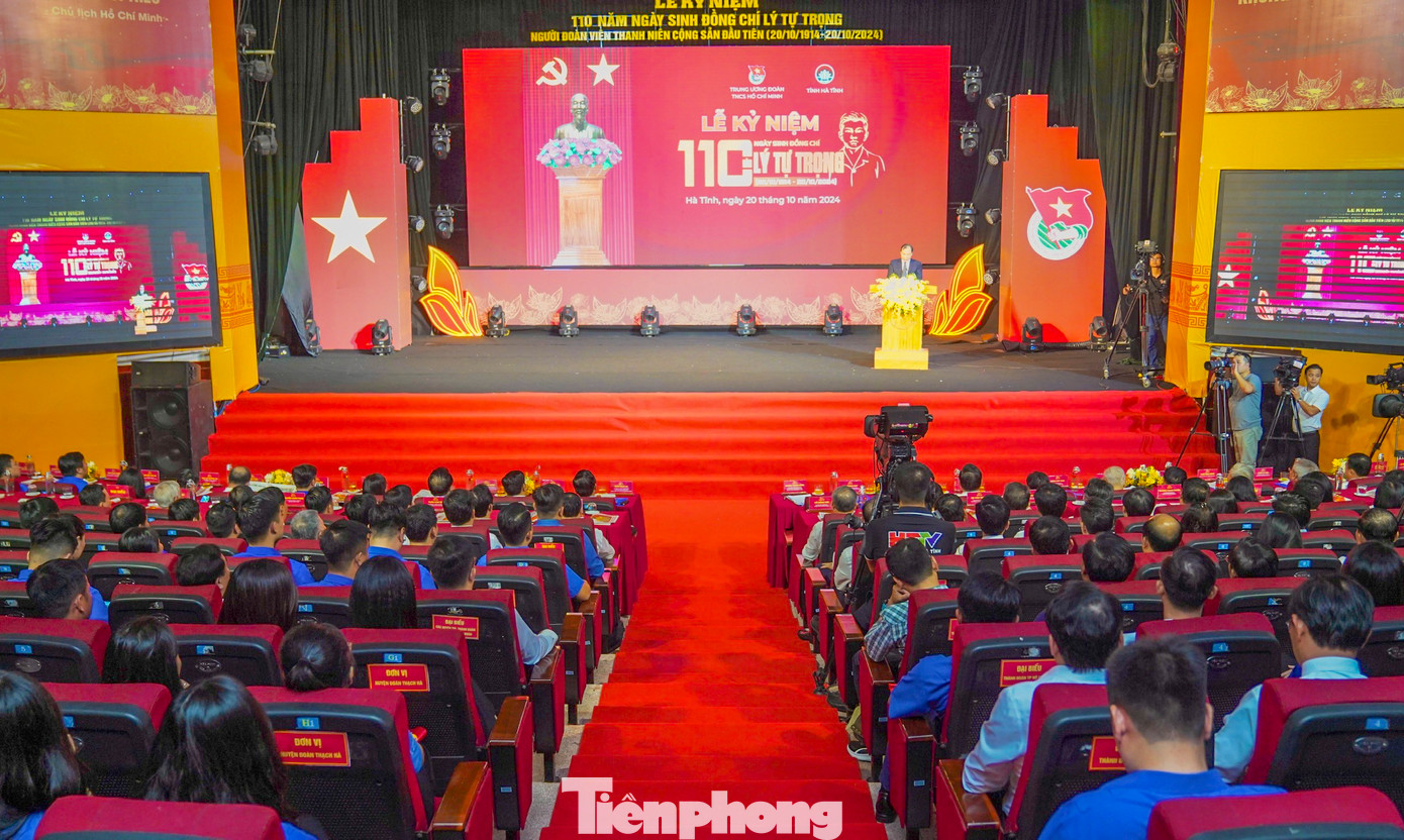 Tối 20/10, tại Trung tâm Văn hóa - Điện ảnh tỉnh Hà Tĩnh diễn ra chương trình nghệ thuật “Sáng mãi con đường cách mạng của thanh niên” và Lễ kỷ niệm 110 năm Ngày sinh anh Lý Tự Trọng. Chương trình do T.Ư Đoàn TNCS Hồ Chí Minh phối hợp với tỉnh Hà Tĩnh tổ chức.