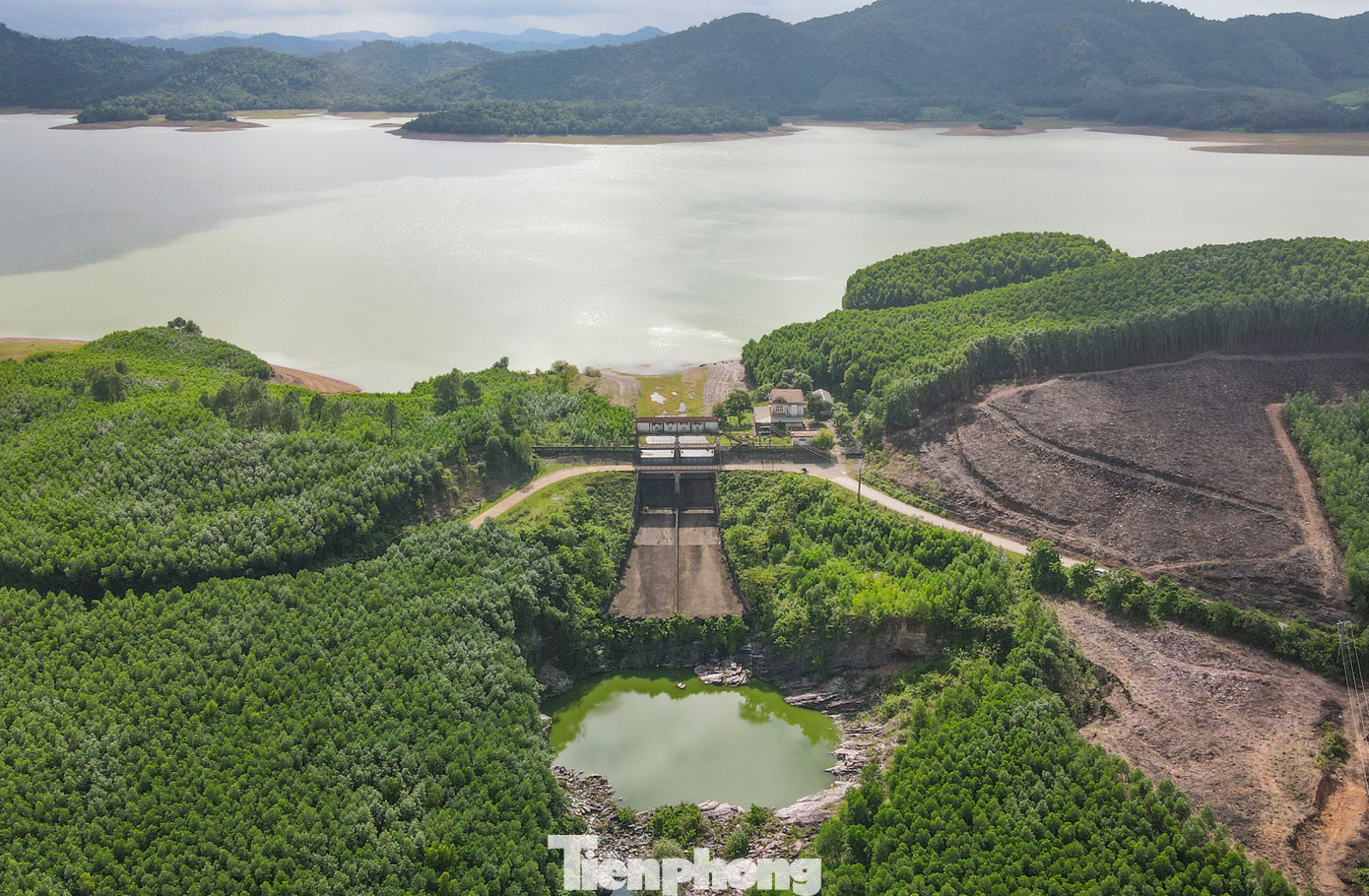 Một số vị trí tại tràn Dốc Miếu bộc lộ bất cập, hạn chế trong điều tiết xả lũ và khả năng tiêu thoát lũ vùng hạ du mỗi khi mùa mưa bão. Một số vị trí tại tràn Dốc Miếu bộc lộ bất cập, hạn chế trong điều tiết xả lũ và khả năng tiêu thoát lũ vùng hạ du mỗi khi mùa mưa bão.