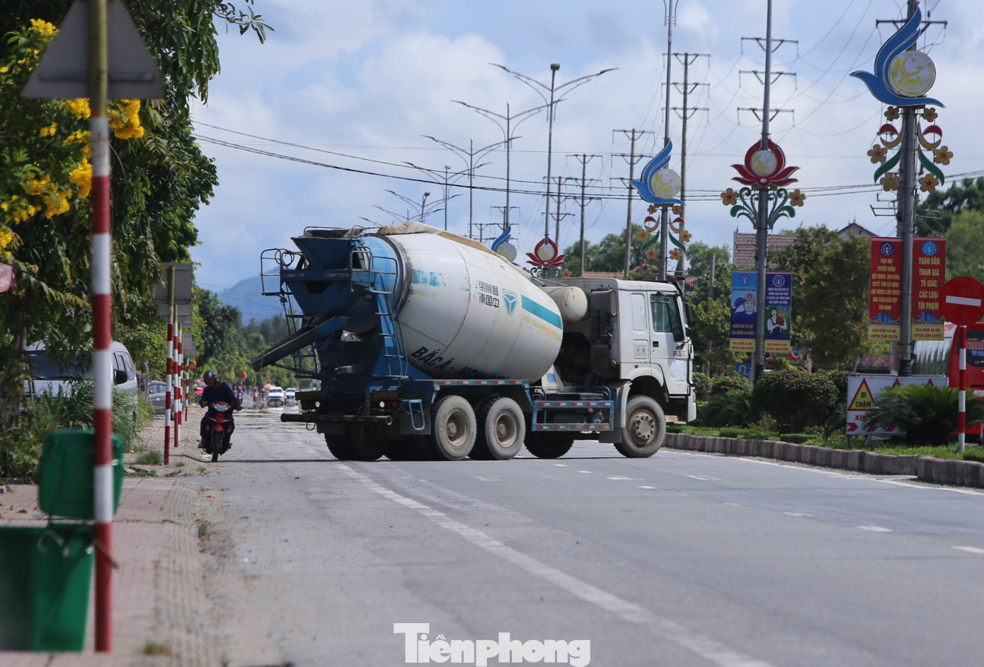 Hình ảnh xe bồn chạy ngược chiều trên Quốc lộ 1A.