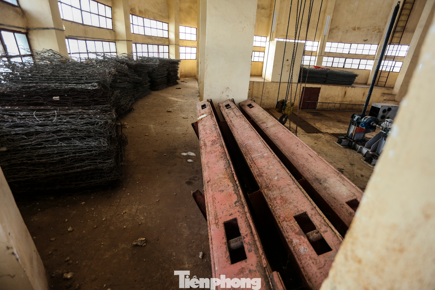 "Kính quanh nhà tháp đã vỡ vụn nhiều tấm, bê tông bên trong cũng bị nổ, rơi từng mảng. Các hạng mục dần xuống cấp theo thời gian đã gây ảnh hưởng và khó khăn đến quá trình vận hành, sửa chữa khi gặp sự cố", ông Nguyễn Quốc An, Trạm trưởng Trạm đầu mối Kẻ Gỗ, chia sẻ. "Kính quanh nhà tháp đã vỡ vụn nhiều tấm, bê tông bên trong cũng bị nổ, rơi từng mảng. Các hạng mục dần xuống cấp theo thời gian đã gây ảnh hưởng và khó khăn đến quá trình vận hành, sửa chữa khi gặp sự cố", ông Nguyễn Quốc An, Trạm trưởng Trạm đầu mối Kẻ Gỗ, chia sẻ.