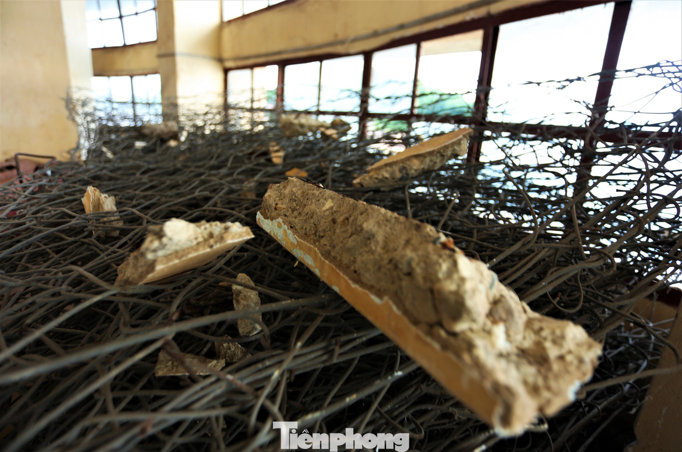 Tại khu vực nhà tháp thượng lưu, cống vận hành cổng Kẻ Gỗ có nhiều vị trí bê tông bị bào mòn, xâm thực. Bên trong, bê tông bị nổ, cốt thép rỉ sét, nước thấm, dột khi mưa bão. Tại khu vực nhà tháp thượng lưu, cống vận hành cổng Kẻ Gỗ có nhiều vị trí bê tông bị bào mòn, xâm thực. Bên trong, bê tông bị nổ, cốt thép rỉ sét, nước thấm, dột khi mưa bão.