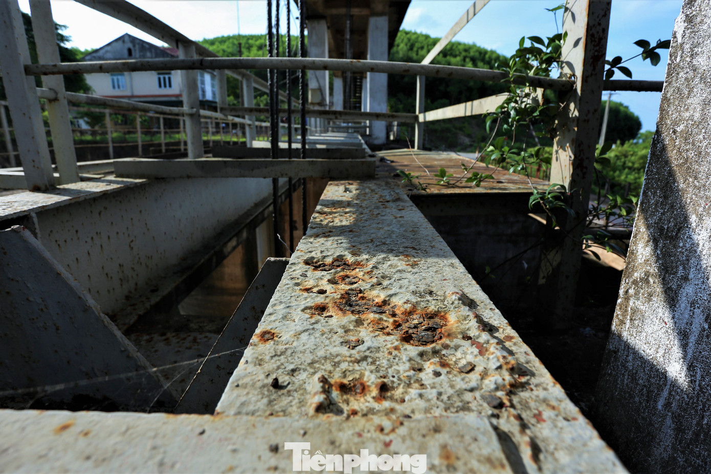 Thanh chắn ngang đỡ phần cổng xả lũ đã hoen gỉ, thủng từng lỗ, tiềm ẩn nguy cơ mất an toàn cho quá trình sử dụng. Thanh chắn ngang đỡ phần cổng xả lũ đã hoen gỉ, thủng từng lỗ, tiềm ẩn nguy cơ mất an toàn cho quá trình sử dụng.