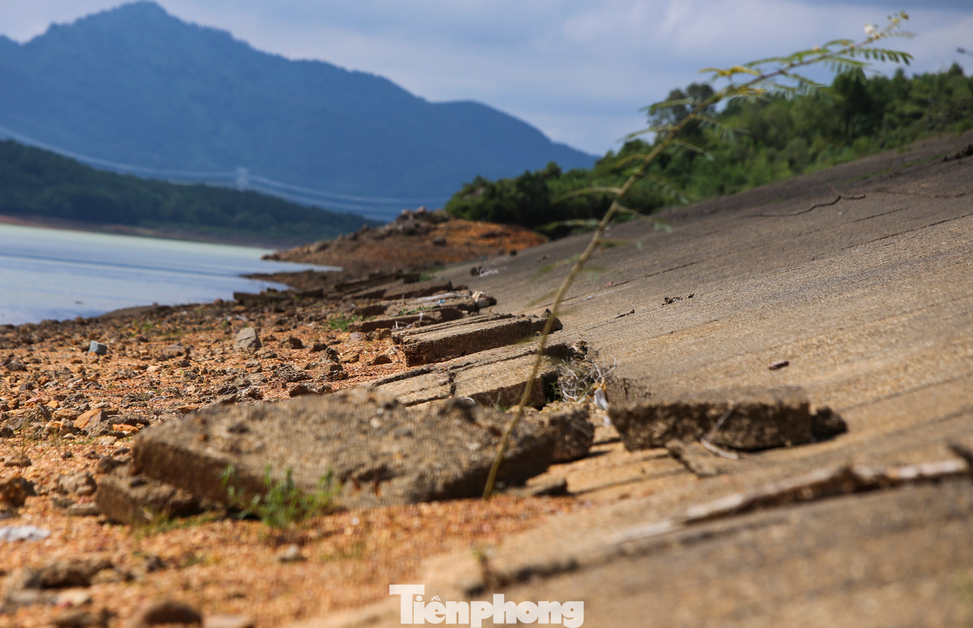 Nhiều mảng bê tông tại vị trí mái taluy dưới chân đập chính bị xói mòn, hở hàm ếch sau thời gian dài sử dụng. Nhiều mảng bê tông tại vị trí mái taluy dưới chân đập chính bị xói mòn, hở hàm ếch sau thời gian dài sử dụng.
