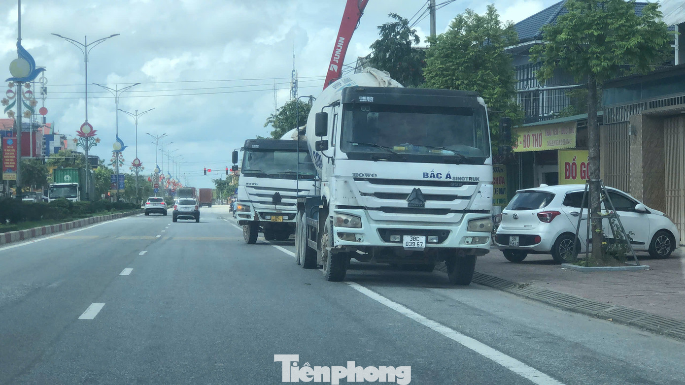 Xe xe bồn chở bê tông tươi Bắc Á – Nghi Sơn dừng đậu ngược chiều trên Quốc lộ 1A, không có biển cảnh báo.