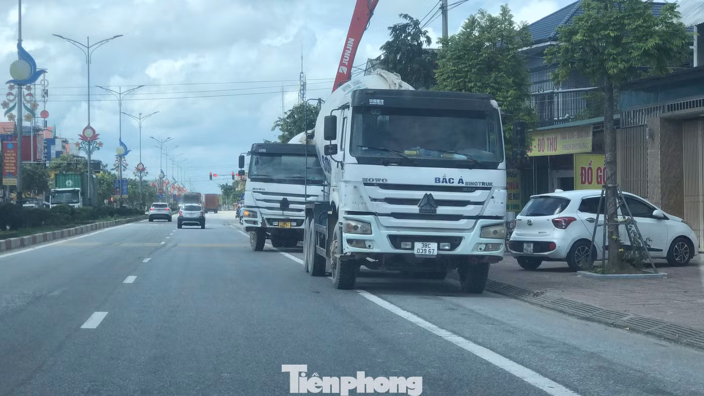 Xe xe bồn chở bê tông tươi Bắc Á – Nghi Sơn dừng đậu ngược chiều trên Quốc lộ 1A, không có biển cảnh báo. Xe xe bồn chở bê tông tươi Bắc Á – Nghi Sơn dừng đậu ngược chiều trên Quốc lộ 1A, không có biển cảnh báo.
