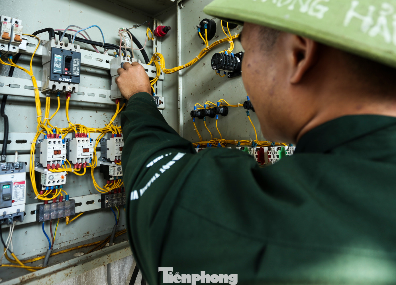 Một số phần mềm quản lý, điều hành cũng như thiết bị dự báo, cảnh báo và phòng chống lũ cho hồ Kẻ Gỗ hầu như chưa có và rất sơ sài. Cán bộ Trạm đầu mối Kẻ Gỗ phải thường xuyên phải kiểm tra, bảo dưỡng hệ thống điện, máy móc tại công trình. Một số phần mềm quản lý, điều hành cũng như thiết bị dự báo, cảnh báo và phòng chống lũ cho hồ Kẻ Gỗ hầu như chưa có và rất sơ sài. Cán bộ Trạm đầu mối Kẻ Gỗ phải thường xuyên phải kiểm tra, bảo dưỡng hệ thống điện, máy móc tại công trình.