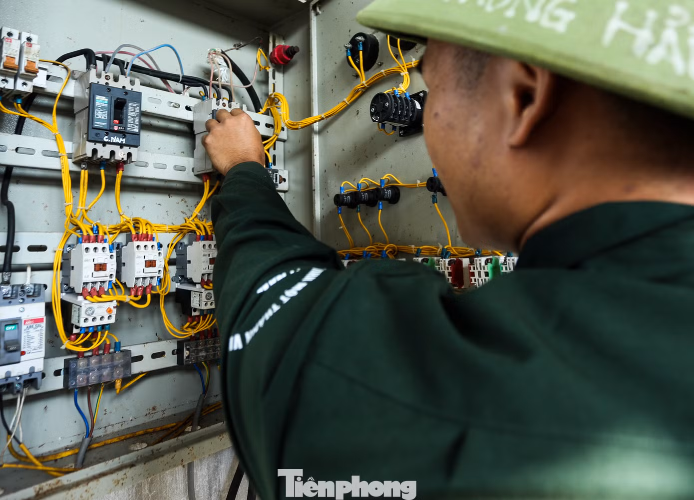 Một số phần mềm quản lý, điều hành cũng như thiết bị dự báo, cảnh báo và phòng chống lũ cho hồ Kẻ Gỗ hầu như chưa có và rất sơ sài. Cán bộ Trạm đầu mối Kẻ Gỗ phải thường xuyên phải kiểm tra, bảo dưỡng hệ thống điện, máy móc tại công trình.