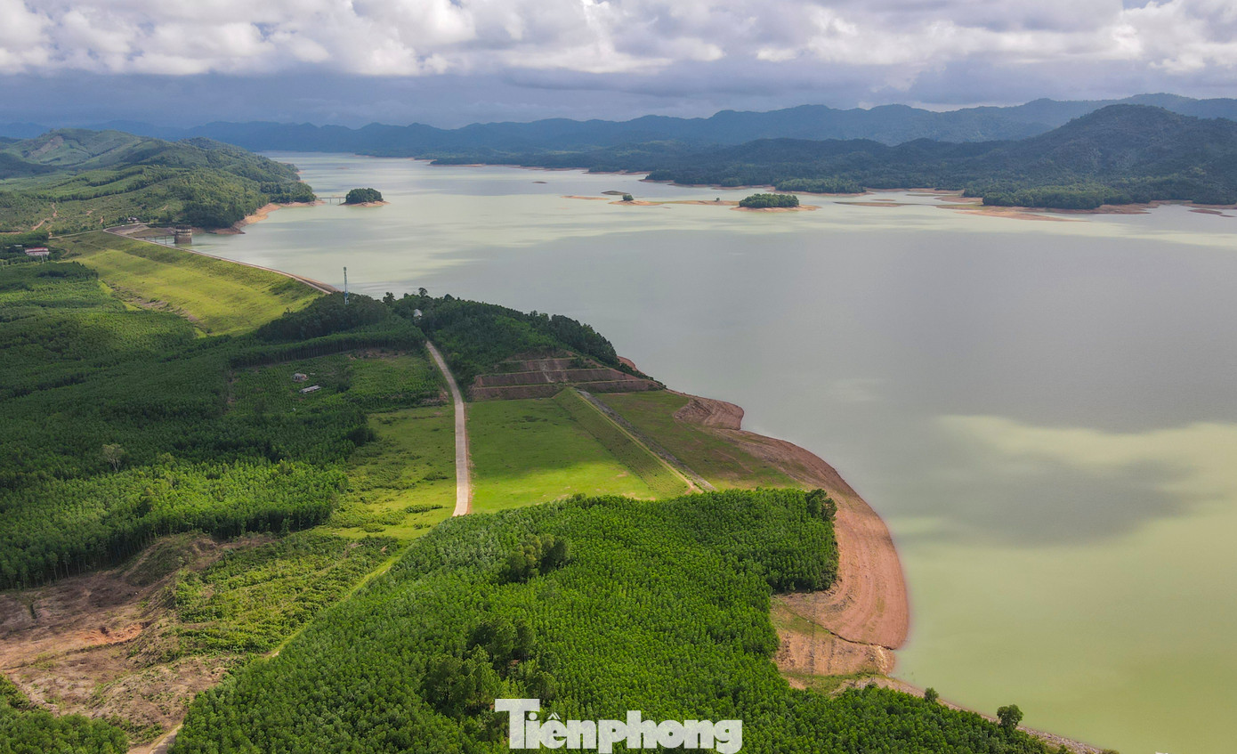 Theo đơn vị quản lý hồ Kẻ Gỗ, trước vấn đề các hạng mục tại hồ xuống cấp, ngành chức năng đã có phương án nâng cấp, sửa chữa trong thời gian tới. Tuy nhiên, việc nâng cấp chưa triển khai khiến nỗi lo về an toàn hồ đập luôn chầu chực với đơn vị mỗi mùa mưa bão. Theo đơn vị quản lý hồ Kẻ Gỗ, trước vấn đề các hạng mục tại hồ xuống cấp, ngành chức năng đã có phương án nâng cấp, sửa chữa trong thời gian tới. Tuy nhiên, việc nâng cấp chưa triển khai khiến nỗi lo về an toàn hồ đập luôn chầu chực với đơn vị mỗi mùa mưa bão.