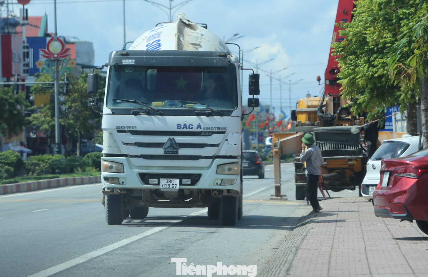 Hình ảnh xe bồn chạy ngược chiều trên Quốc lộ 1A.