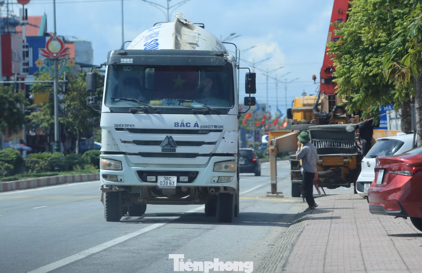 Hình ảnh xe bồn chạy ngược chiều trên Quốc lộ 1A. Hình ảnh xe bồn chạy ngược chiều trên Quốc lộ 1A.