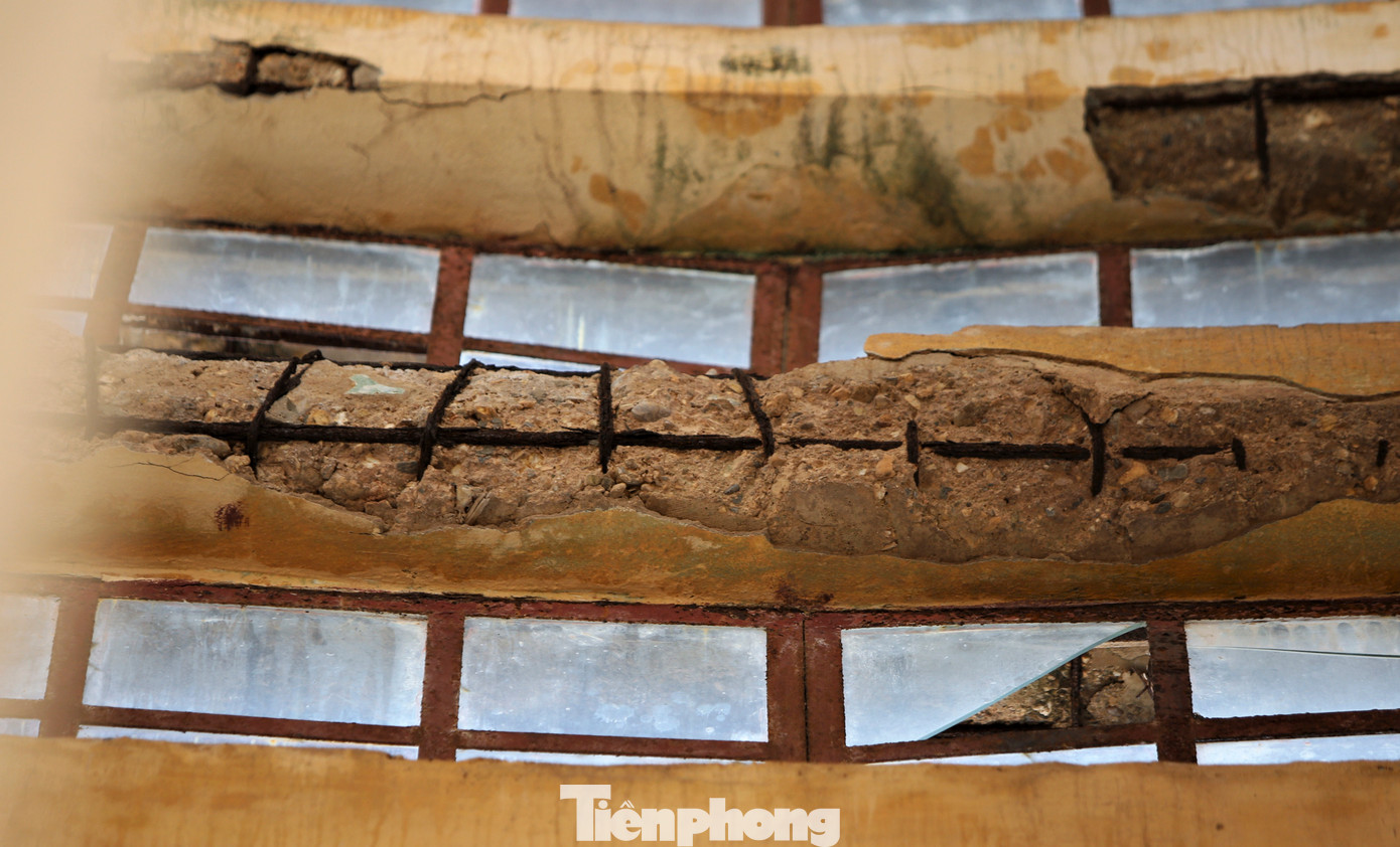 Tại khu vực nhà tháp thượng lưu, cống vận hành cổng Kẻ Gỗ có nhiều vị trí bê tông bị bào mòn, xâm thực. Bên trong, bê tông bị nổ, cốt thép rỉ sét, nước thấm, dột khi mưa bão. Tại khu vực nhà tháp thượng lưu, cống vận hành cổng Kẻ Gỗ có nhiều vị trí bê tông bị bào mòn, xâm thực. Bên trong, bê tông bị nổ, cốt thép rỉ sét, nước thấm, dột khi mưa bão.