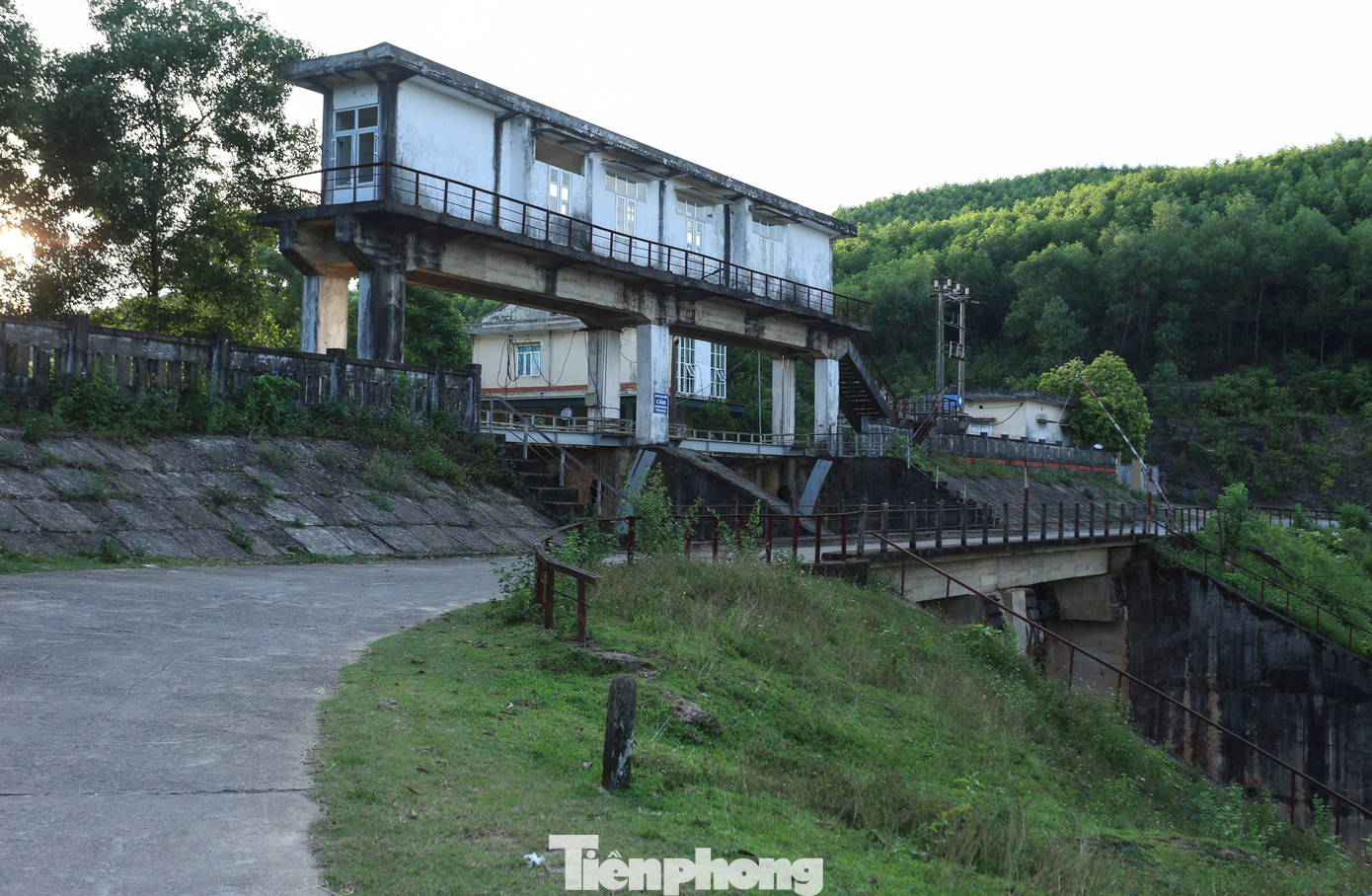 Một số phần mềm quản lý, điều hành cũng như thiết bị dự báo, cảnh báo và phòng chống lũ cho hồ Kẻ Gỗ hầu như chưa có và rất sơ sài. Cán bộ Trạm đầu mối Kẻ Gỗ phải thường xuyên phải kiểm tra, bảo dưỡng hệ thống điện, máy móc tại công trình. Một số phần mềm quản lý, điều hành cũng như thiết bị dự báo, cảnh báo và phòng chống lũ cho hồ Kẻ Gỗ hầu như chưa có và rất sơ sài. Cán bộ Trạm đầu mối Kẻ Gỗ phải thường xuyên phải kiểm tra, bảo dưỡng hệ thống điện, máy móc tại công trình.