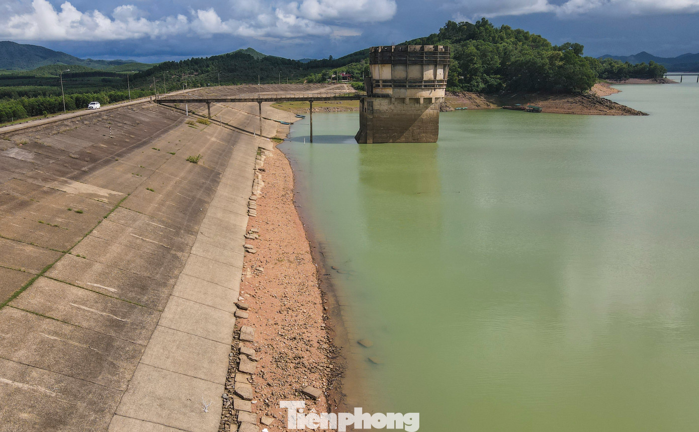 Theo Công ty TNHH MTV Thủy lợi Nam Hà Tĩnh (đơn vị quản lý, vận hành và khai thác hồ Kẻ Gỗ), cho biết sau 48 năm khai thác, vận hành, nhiều hạng mục công trình đầu mối của hồ đã bị xuống cấp, hư hỏng. Việc này gây ảnh hưởng đến quá trình vận hành cũng như tiềm ẩn nguy cơ gây mất an toàn công trình, dân sinh và các cơ sở hạ tầng vùng hạ du. Theo Công ty TNHH MTV Thủy lợi Nam Hà Tĩnh (đơn vị quản lý, vận hành và khai thác hồ Kẻ Gỗ), cho biết sau 48 năm khai thác, vận hành, nhiều hạng mục công trình đầu mối của hồ đã bị xuống cấp, hư hỏng. Việc này gây ảnh hưởng đến quá trình vận hành cũng như tiềm ẩn nguy cơ gây mất an toàn công trình, dân sinh và các cơ sở hạ tầng vùng hạ du.