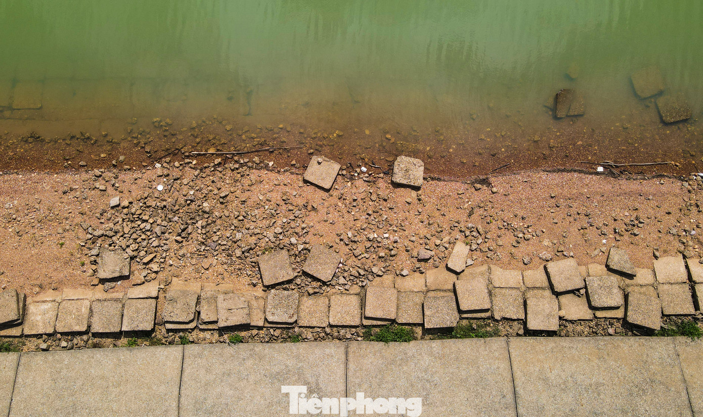 Người dân địa phương cho biết các tấm lát dọc chân đập bị bong tróc, gãy sập, hư hỏng, kéo dài hàng trăm mét. Tuy nhiên, nhiều năm qua những hạng mục này chưa được sửa chữa. Người dân địa phương cho biết các tấm lát dọc chân đập bị bong tróc, gãy sập, hư hỏng, kéo dài hàng trăm mét. Tuy nhiên, nhiều năm qua những hạng mục này chưa được sửa chữa.