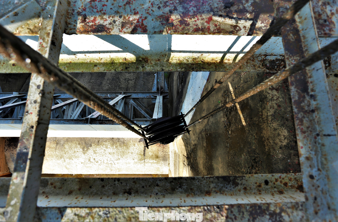 Một số phần mềm quản lý, điều hành cũng như thiết bị dự báo, cảnh báo và phòng chống lũ cho hồ Kẻ Gỗ hầu như chưa có và rất sơ sài. Cán bộ Trạm đầu mối Kẻ Gỗ phải thường xuyên phải kiểm tra, bảo dưỡng hệ thống điện, máy móc tại công trình. Một số phần mềm quản lý, điều hành cũng như thiết bị dự báo, cảnh báo và phòng chống lũ cho hồ Kẻ Gỗ hầu như chưa có và rất sơ sài. Cán bộ Trạm đầu mối Kẻ Gỗ phải thường xuyên phải kiểm tra, bảo dưỡng hệ thống điện, máy móc tại công trình.