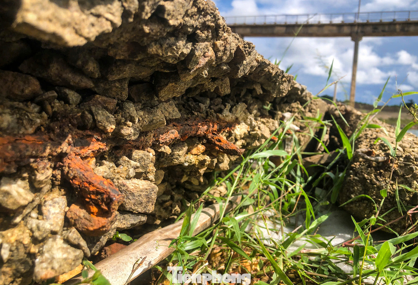 Người dân địa phương cho biết các tấm lát dọc chân đập bị bong tróc, gãy sập, hư hỏng, kéo dài hàng trăm mét. Tuy nhiên, nhiều năm qua những hạng mục này chưa được sửa chữa. Người dân địa phương cho biết các tấm lát dọc chân đập bị bong tróc, gãy sập, hư hỏng, kéo dài hàng trăm mét. Tuy nhiên, nhiều năm qua những hạng mục này chưa được sửa chữa.