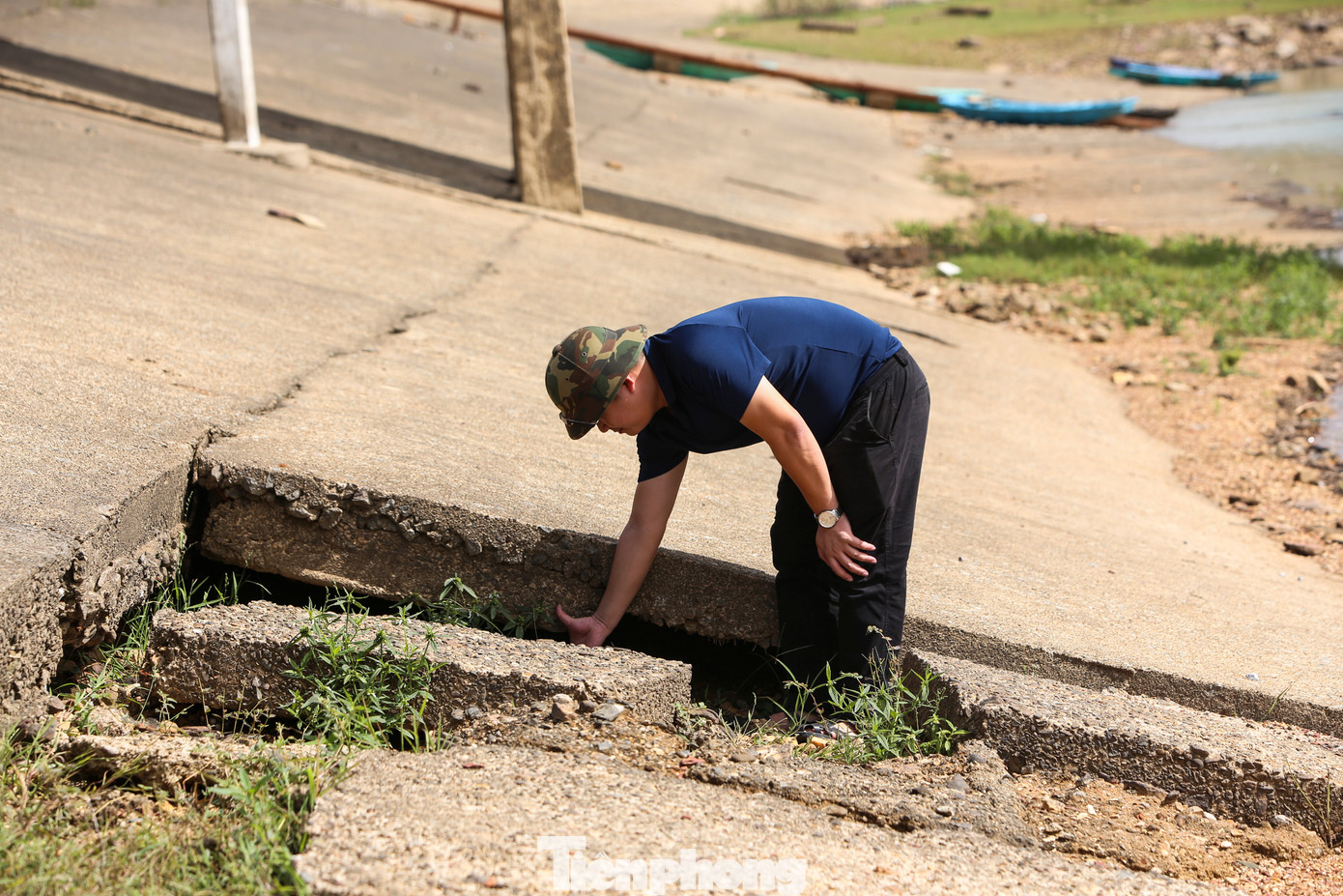 Người dân địa phương cho biết các tấm lát dọc chân đập bị bong tróc, gãy sập, hư hỏng, kéo dài hàng trăm mét. Tuy nhiên, nhiều năm qua những hạng mục này chưa được sửa chữa. Người dân địa phương cho biết các tấm lát dọc chân đập bị bong tróc, gãy sập, hư hỏng, kéo dài hàng trăm mét. Tuy nhiên, nhiều năm qua những hạng mục này chưa được sửa chữa.