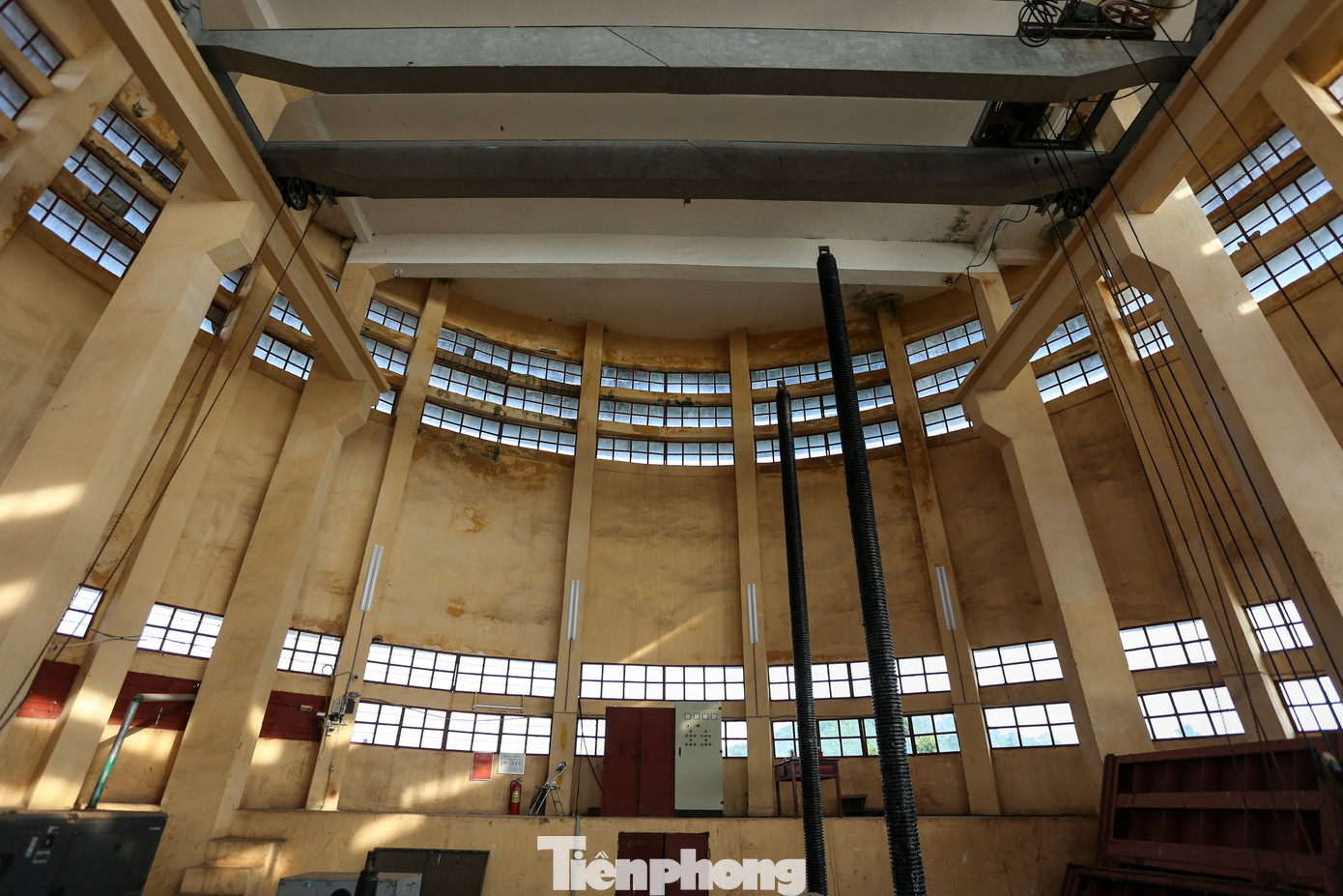 Tại khu vực nhà tháp thượng lưu, cống vận hành cổng Kẻ Gỗ có nhiều vị trí bê tông bị bào mòn, xâm thực. Bên trong, bê tông bị nổ, cốt thép rỉ sét, nước thấm, dột khi mưa bão. Tại khu vực nhà tháp thượng lưu, cống vận hành cổng Kẻ Gỗ có nhiều vị trí bê tông bị bào mòn, xâm thực. Bên trong, bê tông bị nổ, cốt thép rỉ sét, nước thấm, dột khi mưa bão.