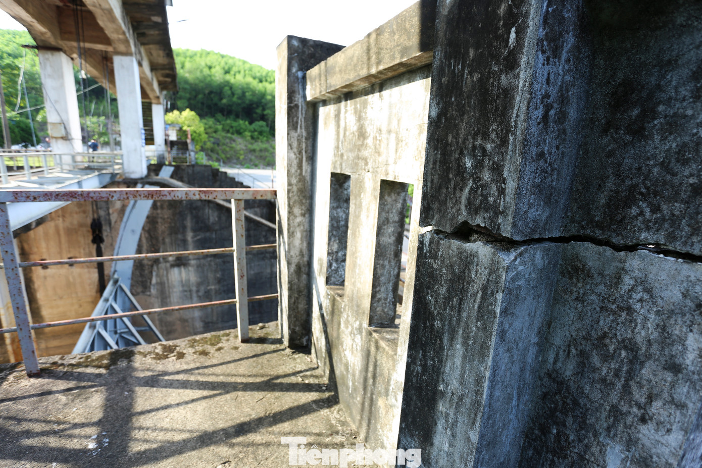 Nhiều mảng tường cạnh công trình xả tràn cũng bị nứt gãy. Nhiều mảng tường cạnh công trình xả tràn cũng bị nứt gãy.