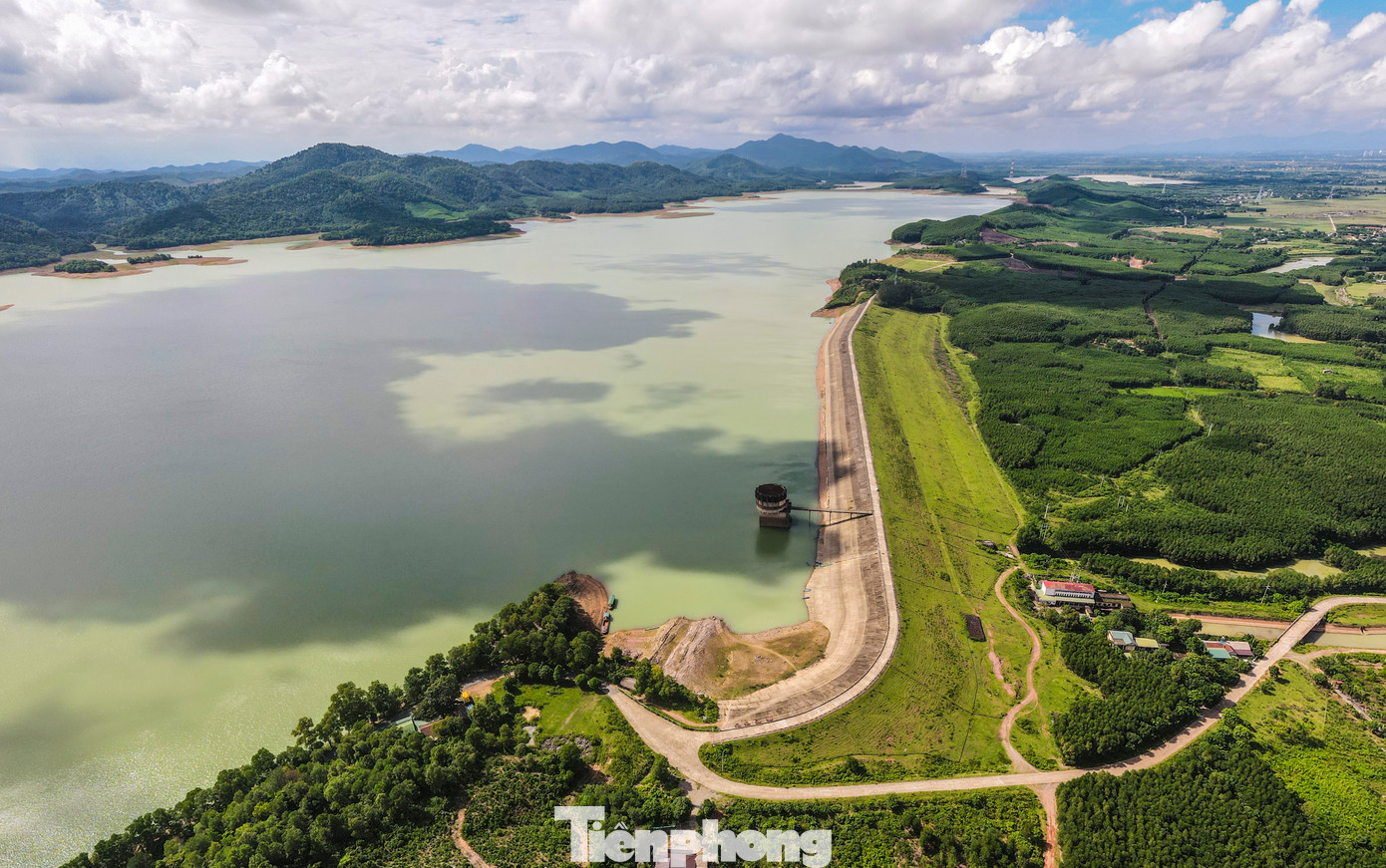 Hồ chứa nước Kẻ Gỗ (xã Cẩm Mỹ, huyện Cẩm Xuyên, tỉnh Hà Tĩnh) được xây dựng từ năm 1976, có dung tích 345 triệu m3. Hồ có nhiệm vụ cấp nước phục vụ sản xuất nông nghiệp, phục vụ dân sinh và các ngành kinh tế cho huyện Cẩm Xuyên, Thạch Hà và TP Hà Tĩnh. Hồ chứa nước Kẻ Gỗ (xã Cẩm Mỹ, huyện Cẩm Xuyên, tỉnh Hà Tĩnh) được xây dựng từ năm 1976, có dung tích 345 triệu m3. Hồ có nhiệm vụ cấp nước phục vụ sản xuất nông nghiệp, phục vụ dân sinh và các ngành kinh tế cho huyện Cẩm Xuyên, Thạch Hà và TP Hà Tĩnh.