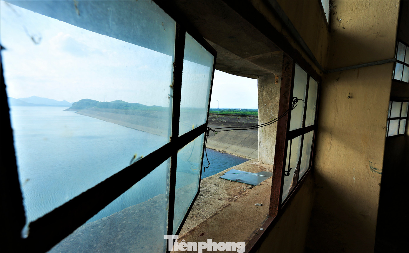 Nhiều hạng mục ở hồ Kẻ Gỗ xuống cấp. Nhiều hạng mục ở hồ Kẻ Gỗ xuống cấp.