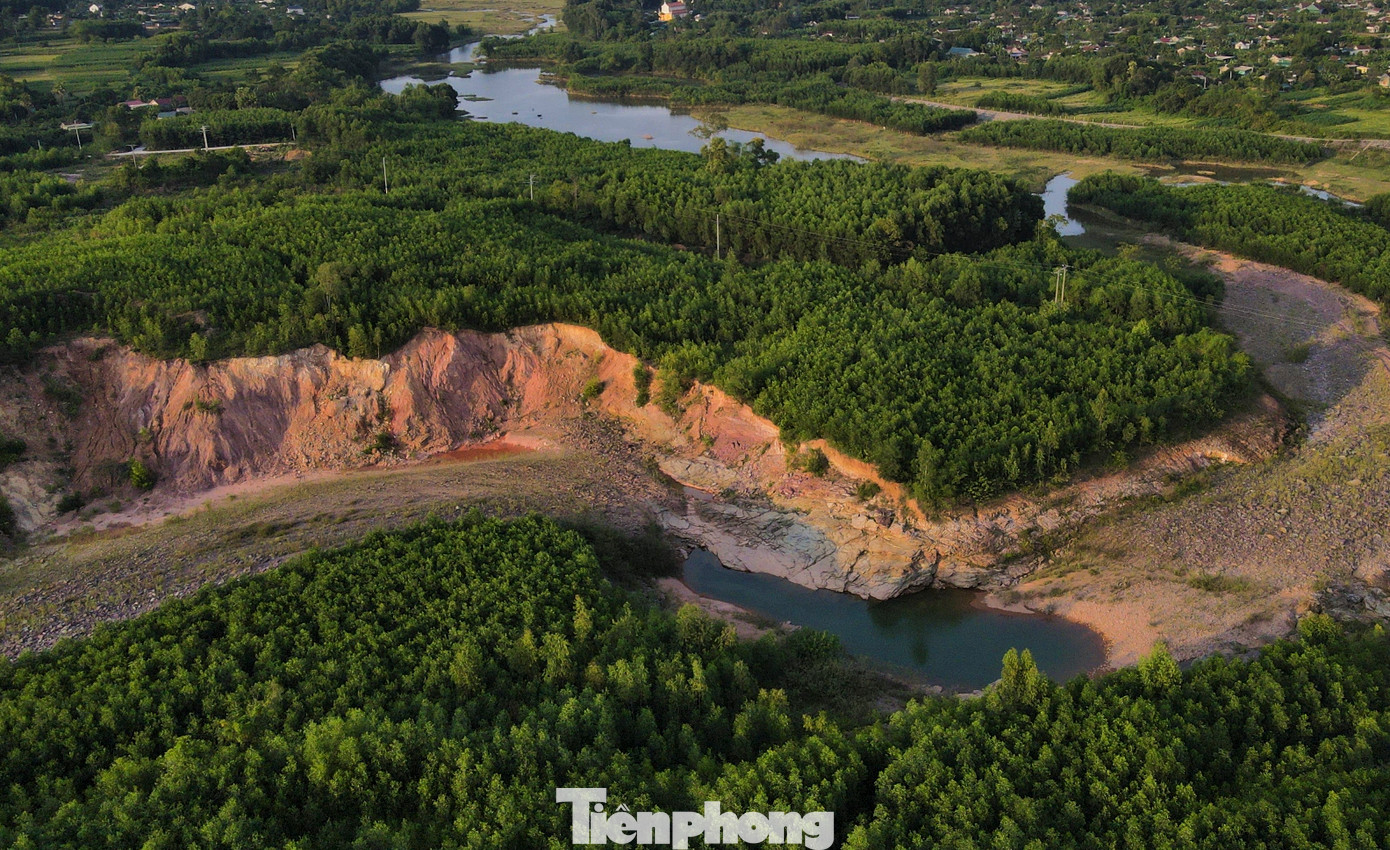 Một số vị trí hạ nguồn tràn Dốc Miếu bị phá vỡ kết cấu, xói mòn, sạt lở mạnh sau các đợt mưa lũ. Một số vị trí hạ nguồn tràn Dốc Miếu bị phá vỡ kết cấu, xói mòn, sạt lở mạnh sau các đợt mưa lũ.