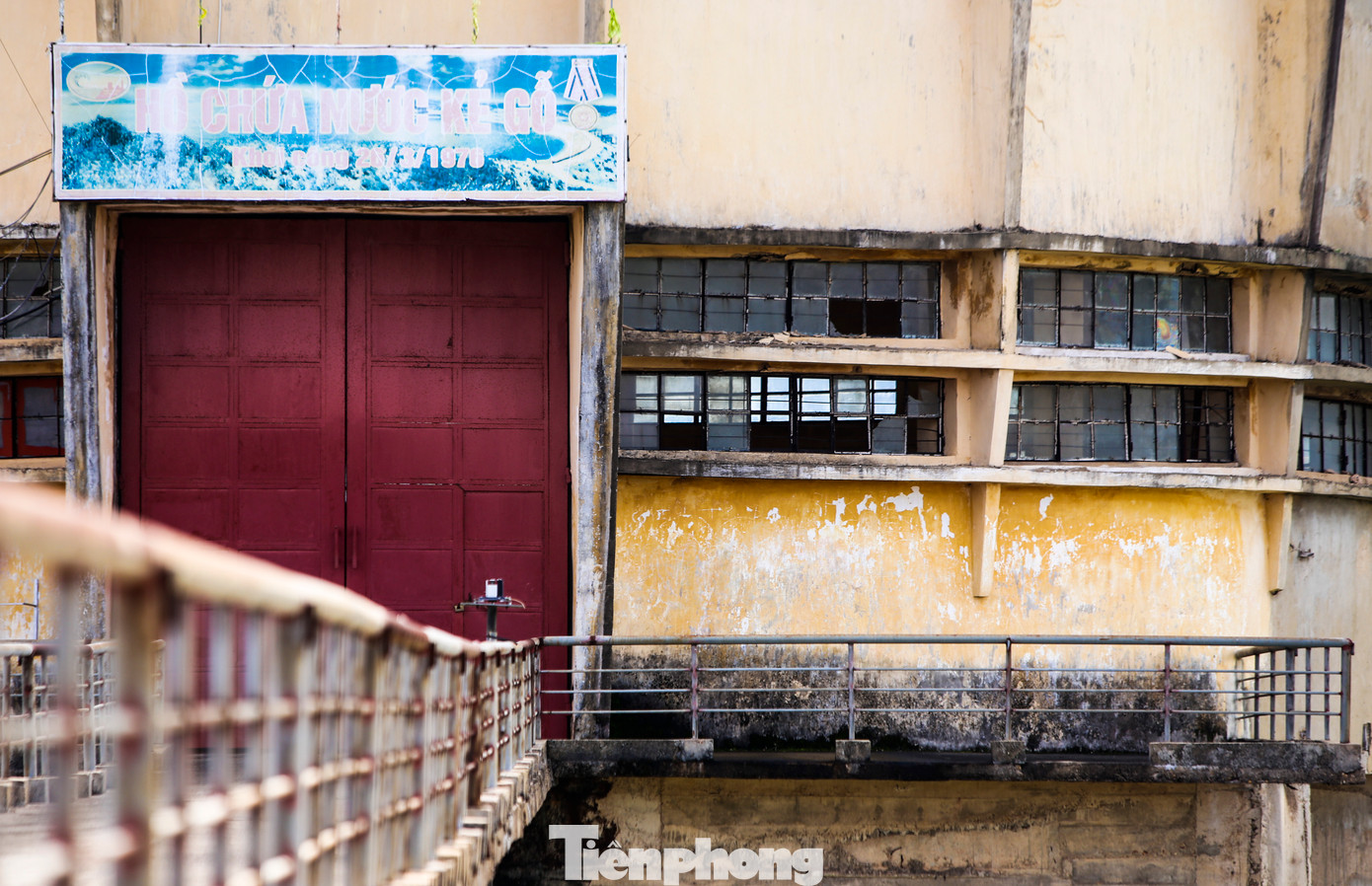 Tại khu vực nhà tháp thượng lưu, cống vận hành cổng Kẻ Gỗ có nhiều vị trí bê tông bị bào mòn, xâm thực. Bên trong, bê tông bị nổ, cốt thép rỉ sét, nước thấm, dột khi mưa bão. Tại khu vực nhà tháp thượng lưu, cống vận hành cổng Kẻ Gỗ có nhiều vị trí bê tông bị bào mòn, xâm thực. Bên trong, bê tông bị nổ, cốt thép rỉ sét, nước thấm, dột khi mưa bão.