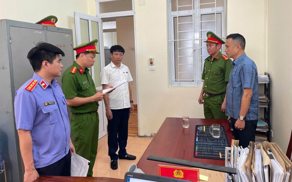 Cơ quan điều tra đọc lệnh khởi tố đối tượng Nguyễn Văn Bình.