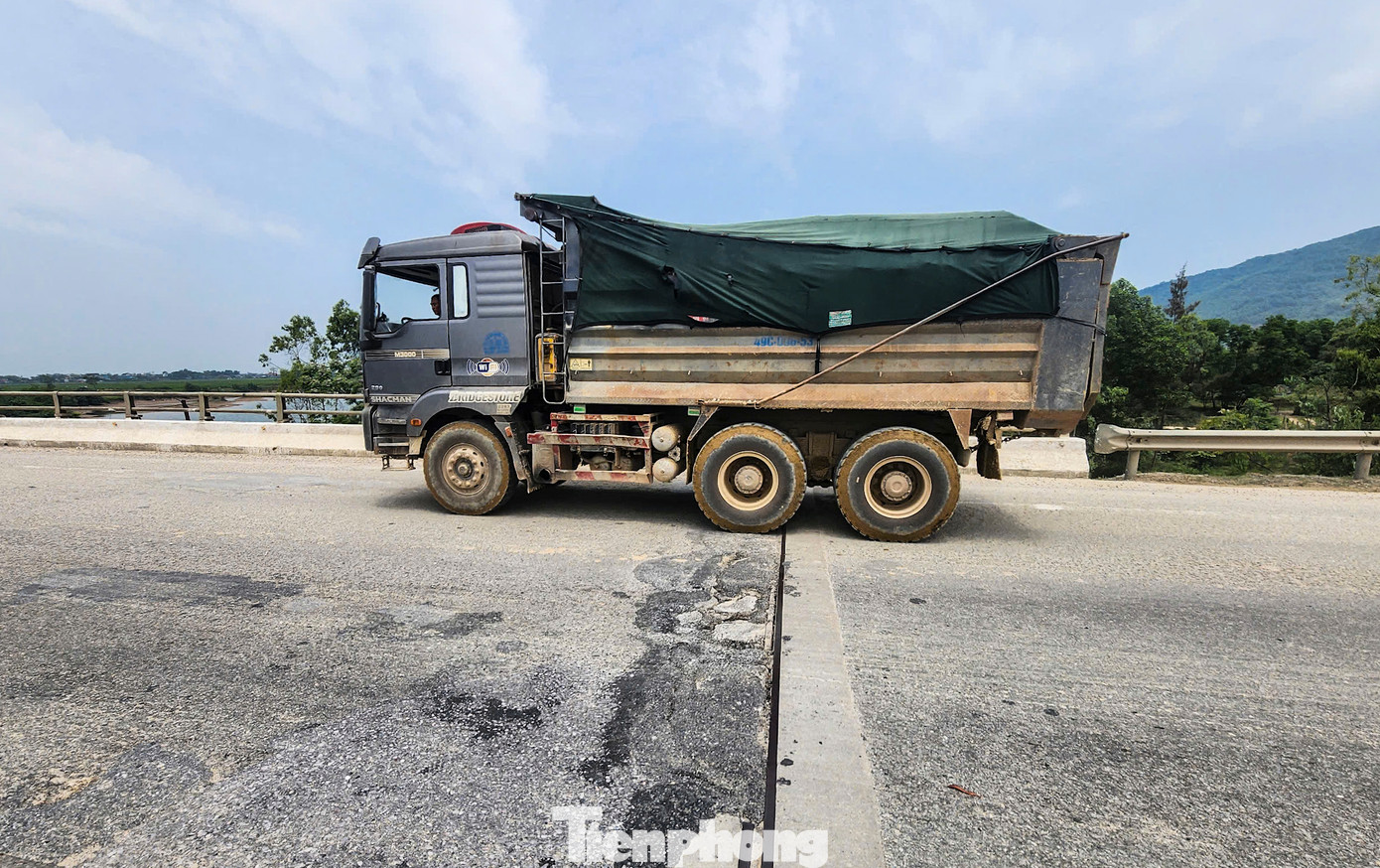 Theo đơn vị quản lý, khi sửa chữa, vị trí hư hỏng sẽ thay thế bằng các dầm ngang sử dụng kết cấu bê tông cốt thép. Việc sửa chữa dự kiến thực hiện vào tháng 4 này.