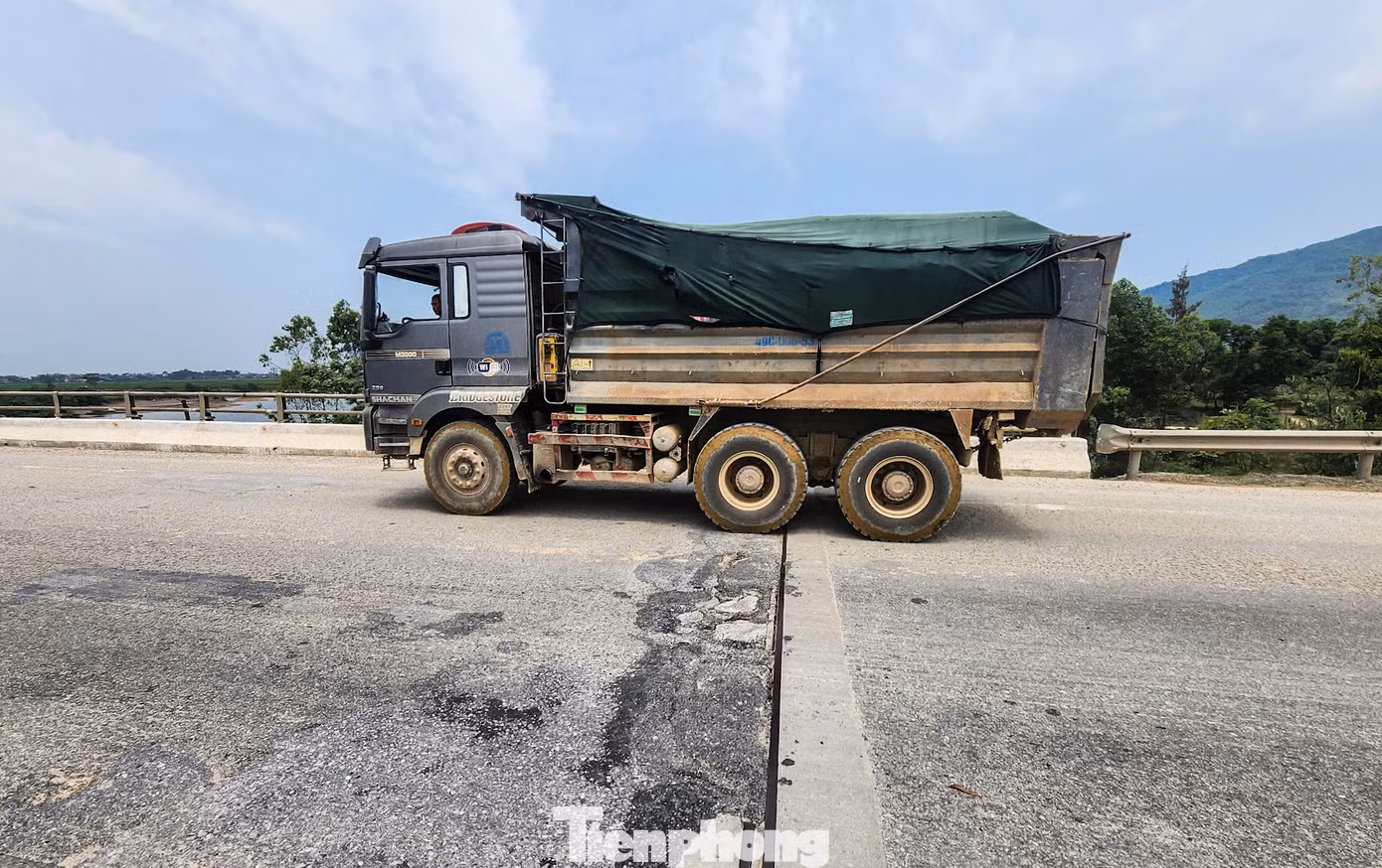 Theo đơn vị quản lý, khi sửa chữa, vị trí hư hỏng sẽ thay thế bằng các dầm ngang sử dụng kết cấu bê tông cốt thép. Việc sửa chữa dự kiến thực hiện vào tháng 4 này.