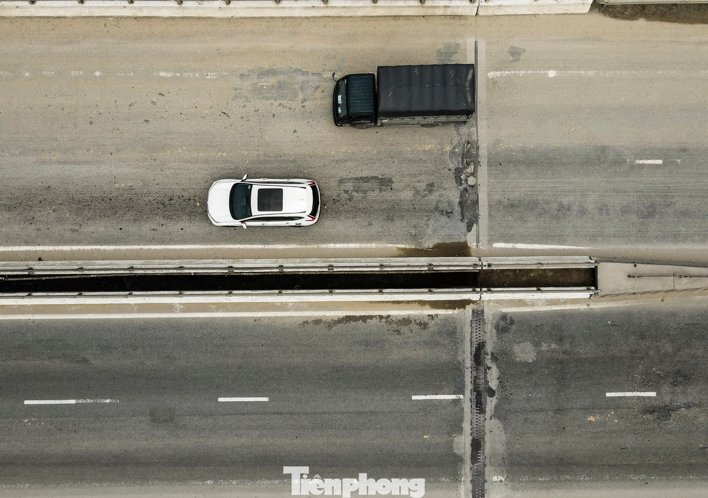 Ngoài hư hỏng khe co giãn và mố, lớp bê tông nhựa trên mặt cầu Rác cũng đang xuống cấp.