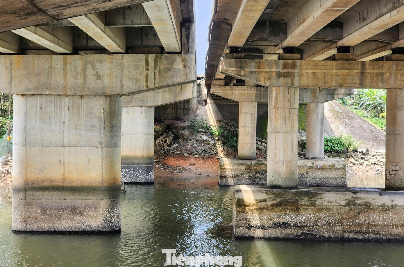 Cầu Rác có 2 đơn nguyên cầu, trong đó, đơn nguyên cầu bên trái (hướng Nam - Bắc) được sử dụng từ năm 1994 còn đơn nguyên cầu bên phải (hướng di chuyển Bắc - Nam) được xây dựng từ năm 2013.