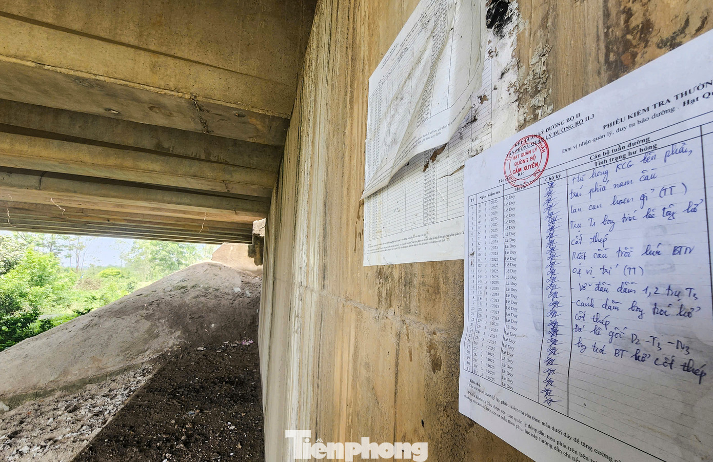 “Để đảm bảo an toàn giao thông trong thời gian chờ dự án sửa chữa đột xuất, đơn vị đã cắm biển hạn chế tốc độ với các xe tải, xe khách và thực hiện chồng nề bằng ván gỗ dưới mố cầu phía Nam. Đây là biện pháp kỹ thuật thông thường được áp dụng từ lâu trong sửa chữa hư hỏng cầu nhằm giảm xung kích khi bê tông bản cánh dầm cầu bị vỡ, tránh hư hỏng lan rộng”, đại diện Văn phòng Quản lý đường bộ II.3 thông tin. Trong hình, việc kiểm tra, giám sát tình trạng cầu diễn ra hằng ngày.