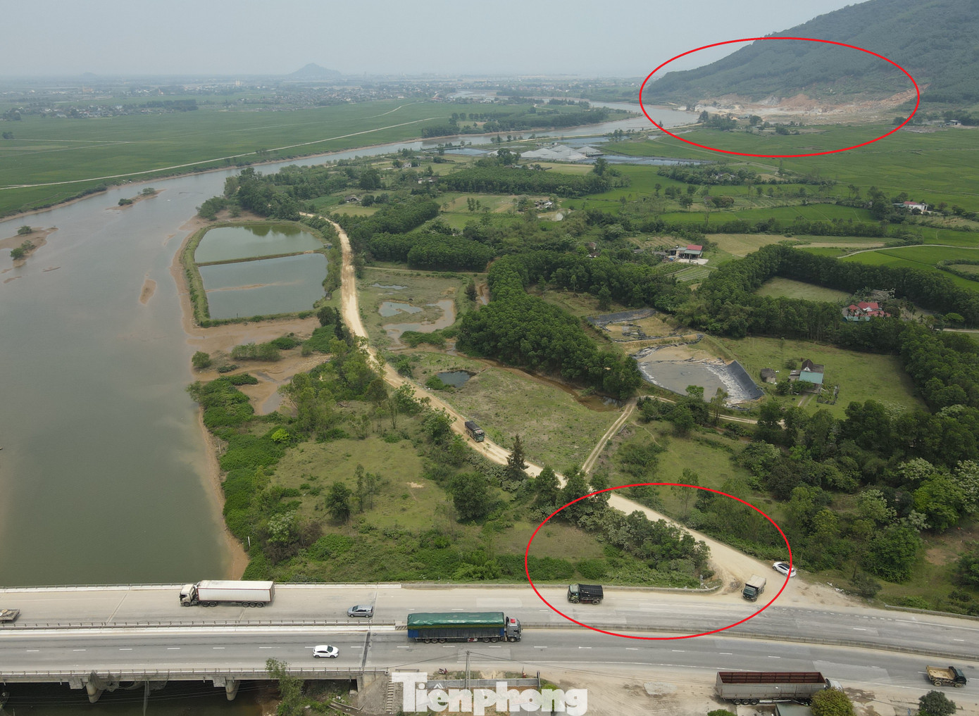 Cùng với lượng phương tiện gia tăng trên tuyến, quốc lộ 1A, đoạn qua cầu Rác còn giao cắt với đường nối vào một mỏ đá nên thường xuyên có ô tô tải qua lại.