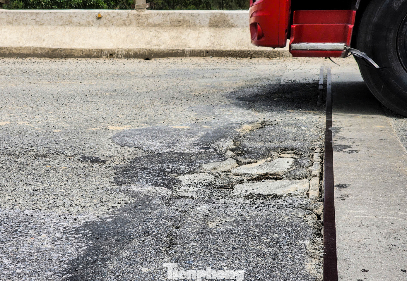 Ngoài hư hỏng khe co giãn và mố, lớp bê tông nhựa trên mặt cầu Rác cũng đang xuống cấp.