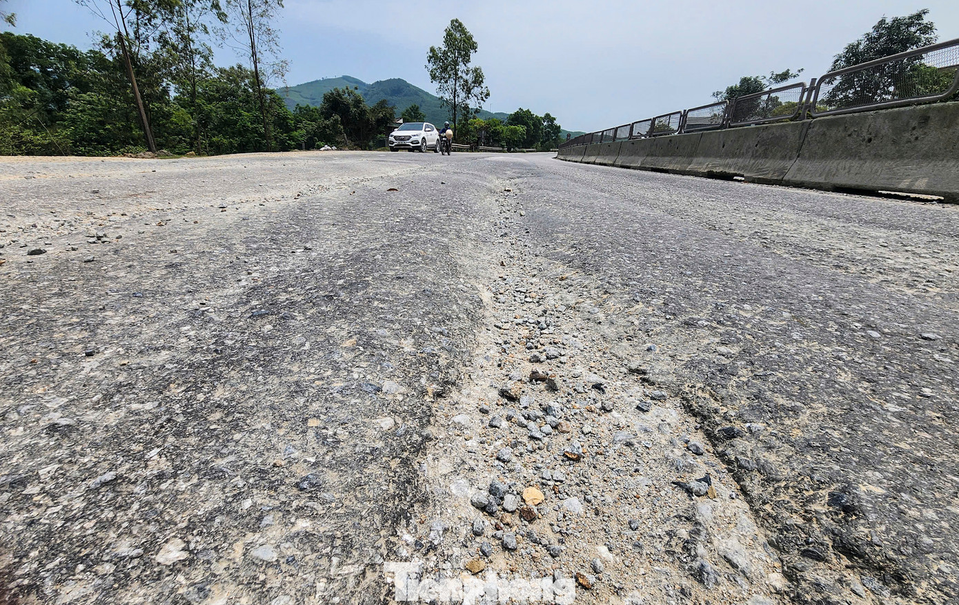 Ngoài hư hỏng khe co giãn và mố, lớp bê tông nhựa trên mặt cầu Rác cũng đang xuống cấp.