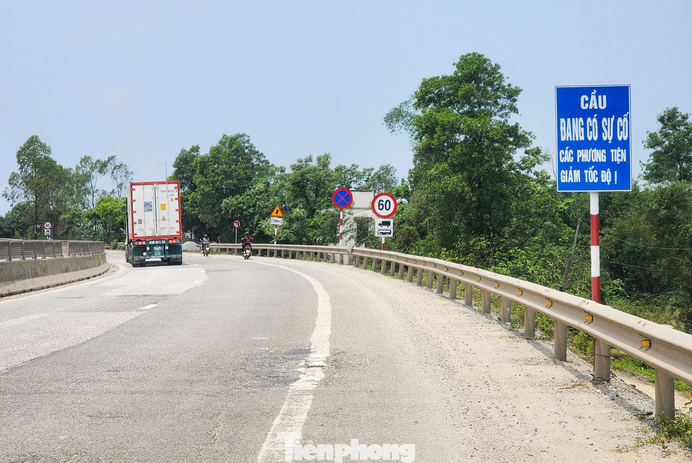 Gần đây, khi di chuyển gần đến cầu Rác, các tài xế gặp biển cảnh báo &quot;Cầu đang có sự cố, các phương tiện giảm tốc độ&quot; và 2 biển hạn chế tốc độ với xe khách, ô tô tải lần lượt là 60km/h, 40km/h.