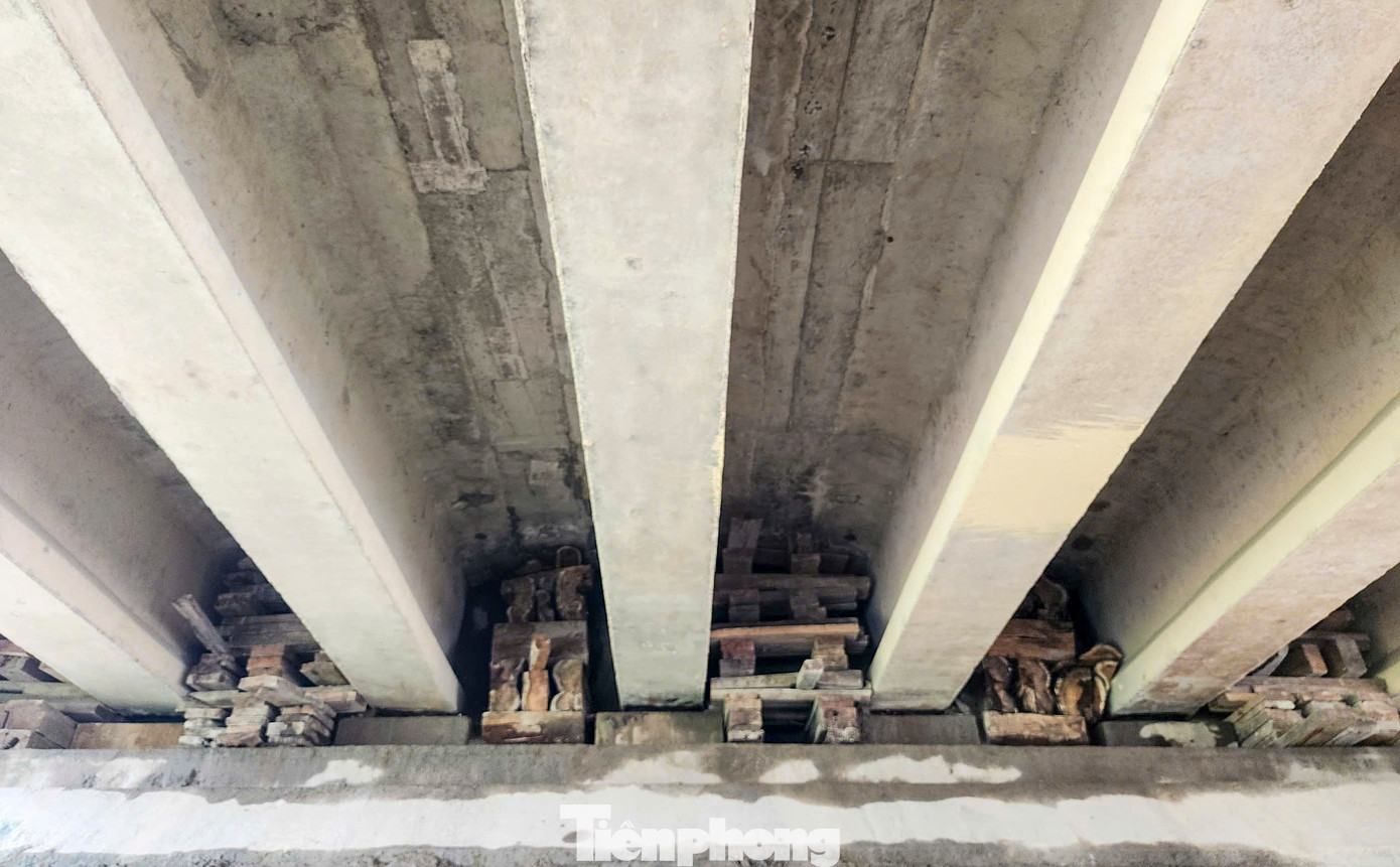 Theo đại diện Văn phòng Quản lý đường bộ II.3 thuộc Khu Quản lý đường bộ 2 (Cục Đường bộ Việt Nam – đơn vị quản lý tuyến đường), quá trình khai thác thời gian dài với lưu lượng phương tiện tăng cao, đơn nguyên cầu bên trái xuất hiện khe co giãn, bê tông bản cánh đầu dầm phía Nam bị hư hỏng.