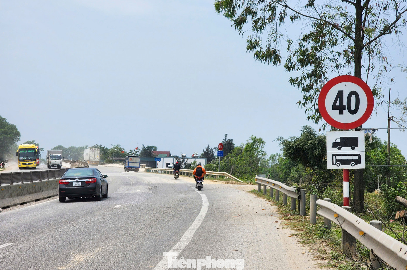 Gần đây, khi di chuyển gần đến cầu Rác, các tài xế gặp biển cảnh báo &quot;Cầu đang có sự cố, các phương tiện giảm tốc độ&quot; và 2 biển hạn chế tốc độ với xe khách, ô tô tải lần lượt là 60km/h, 40km/h.