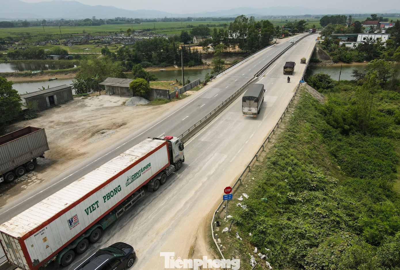 Được đưa vào sử dụng từ năm 1994, đơn nguyên bên trái cầu theo chiều Nam - Bắc sau thời gian sử dụng đã xuất hiện tình trạng hư hỏng.