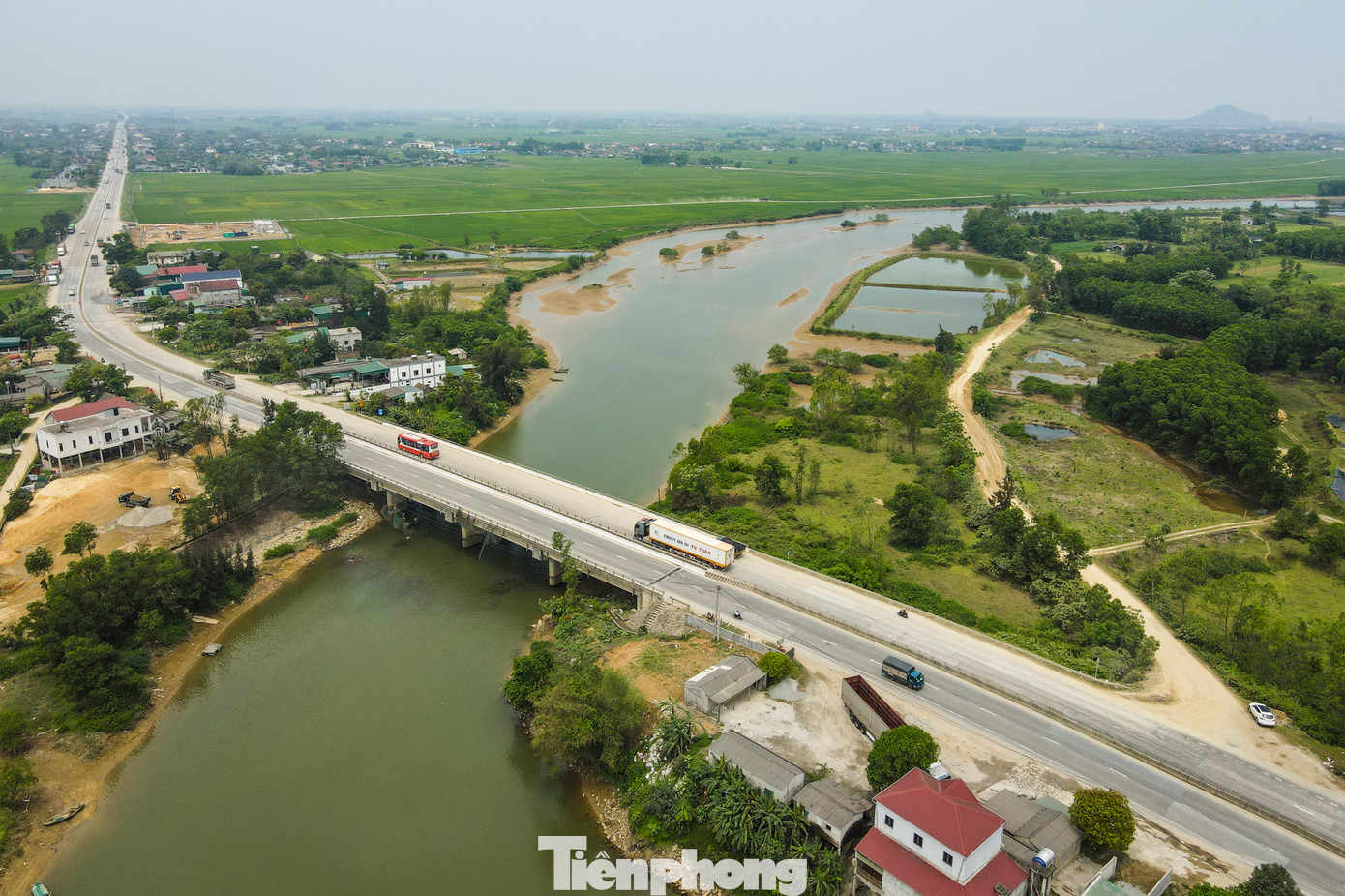 Cầu Rác nằm trên tuyến quốc lộ 1A, đoạn qua địa phận xã Cẩm Trung, huyện Cẩm Xuyên, tỉnh Hà Tĩnh.