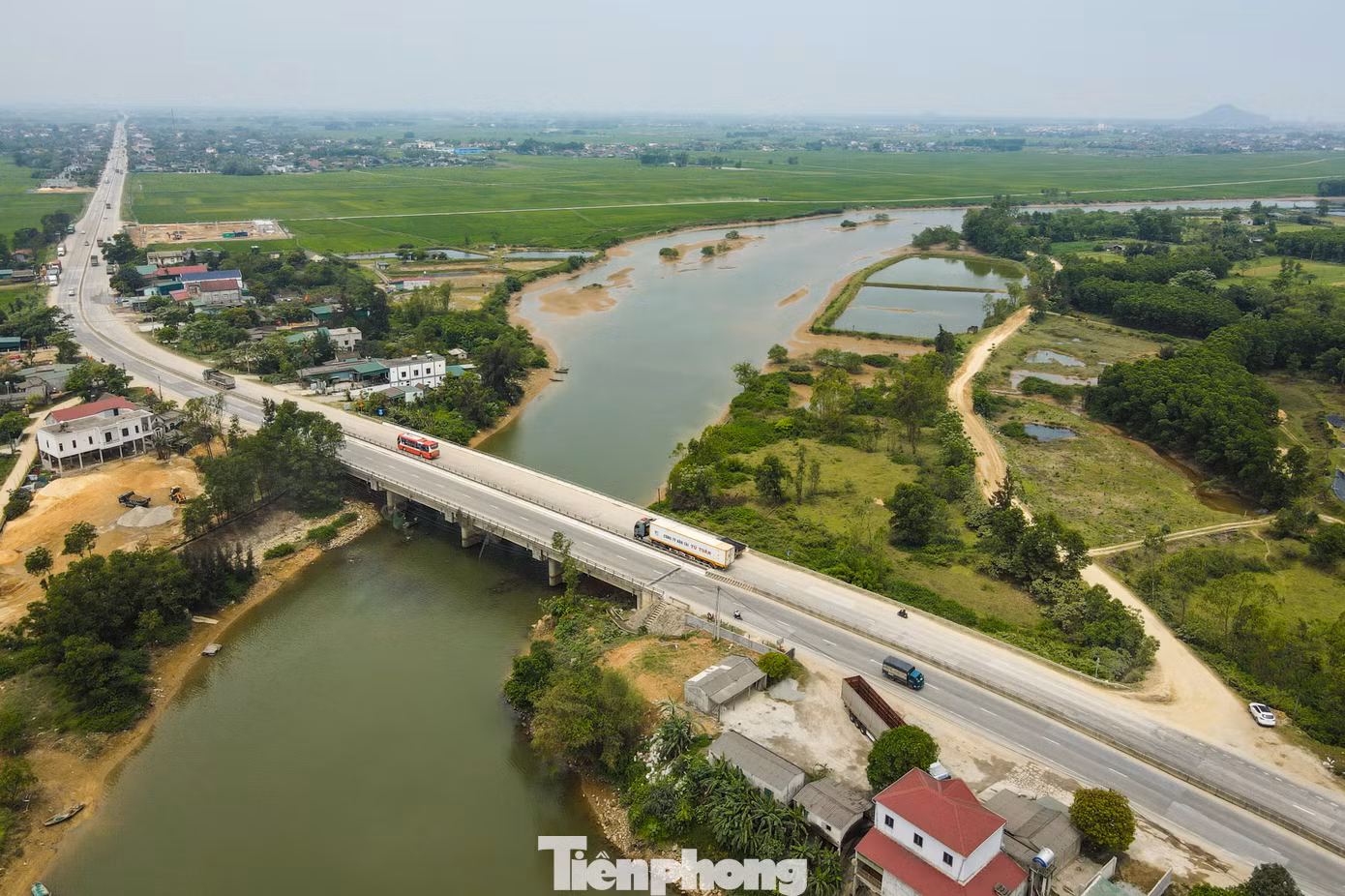Cầu Rác nằm trên tuyến quốc lộ 1A, đoạn qua địa phận xã Cẩm Trung, huyện Cẩm Xuyên, tỉnh Hà Tĩnh.
