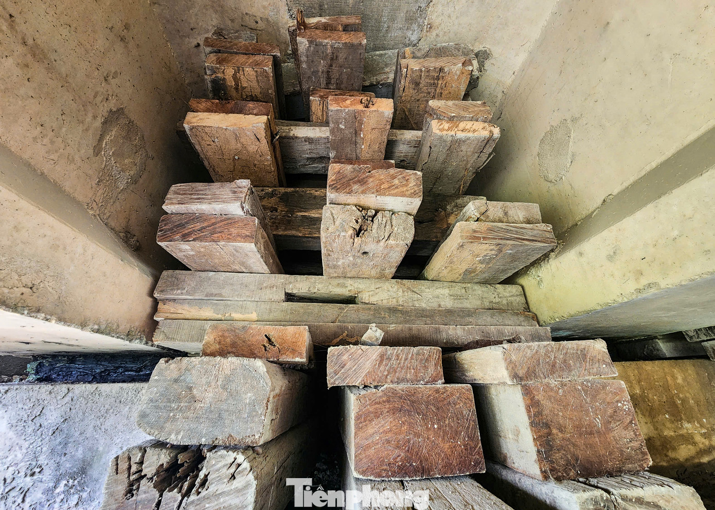 Theo đại diện Văn phòng Quản lý đường bộ II.3 thuộc Khu Quản lý đường bộ 2 (Cục Đường bộ Việt Nam – đơn vị quản lý tuyến đường), quá trình khai thác thời gian dài với lưu lượng phương tiện tăng cao, đơn nguyên cầu bên trái xuất hiện khe co giãn, bê tông bản cánh đầu dầm phía Nam bị hư hỏng.