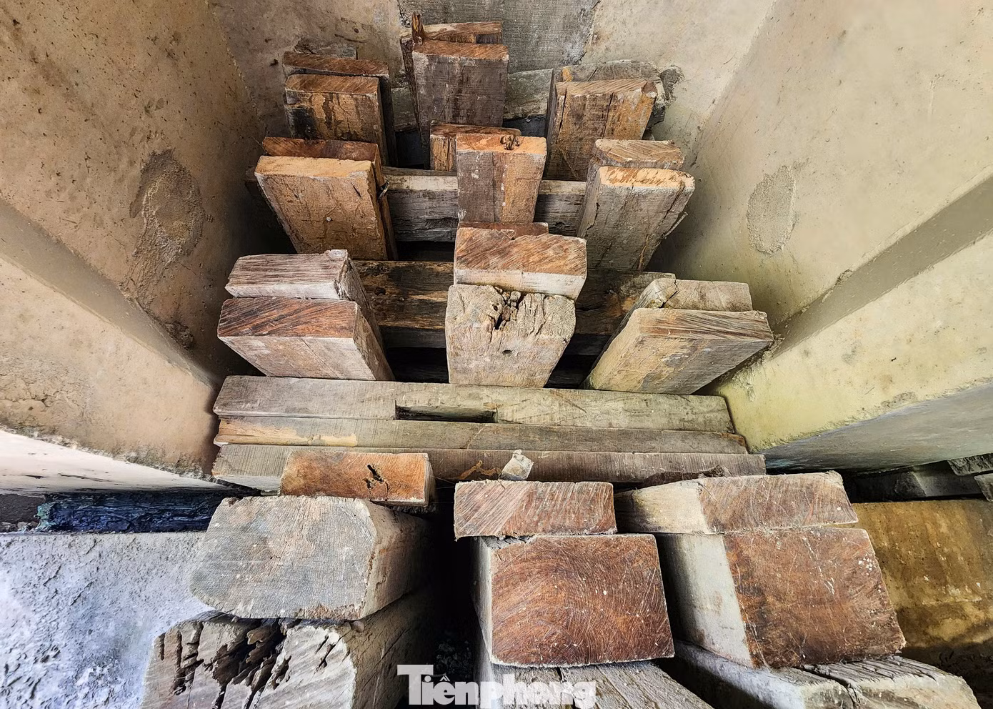 Theo đại diện Văn phòng Quản lý đường bộ II.3 thuộc Khu Quản lý đường bộ 2 (Cục Đường bộ Việt Nam – đơn vị quản lý tuyến đường), quá trình khai thác thời gian dài với lưu lượng phương tiện tăng cao, đơn nguyên cầu bên trái xuất hiện khe co giãn, bê tông bản cánh đầu dầm phía Nam bị hư hỏng.