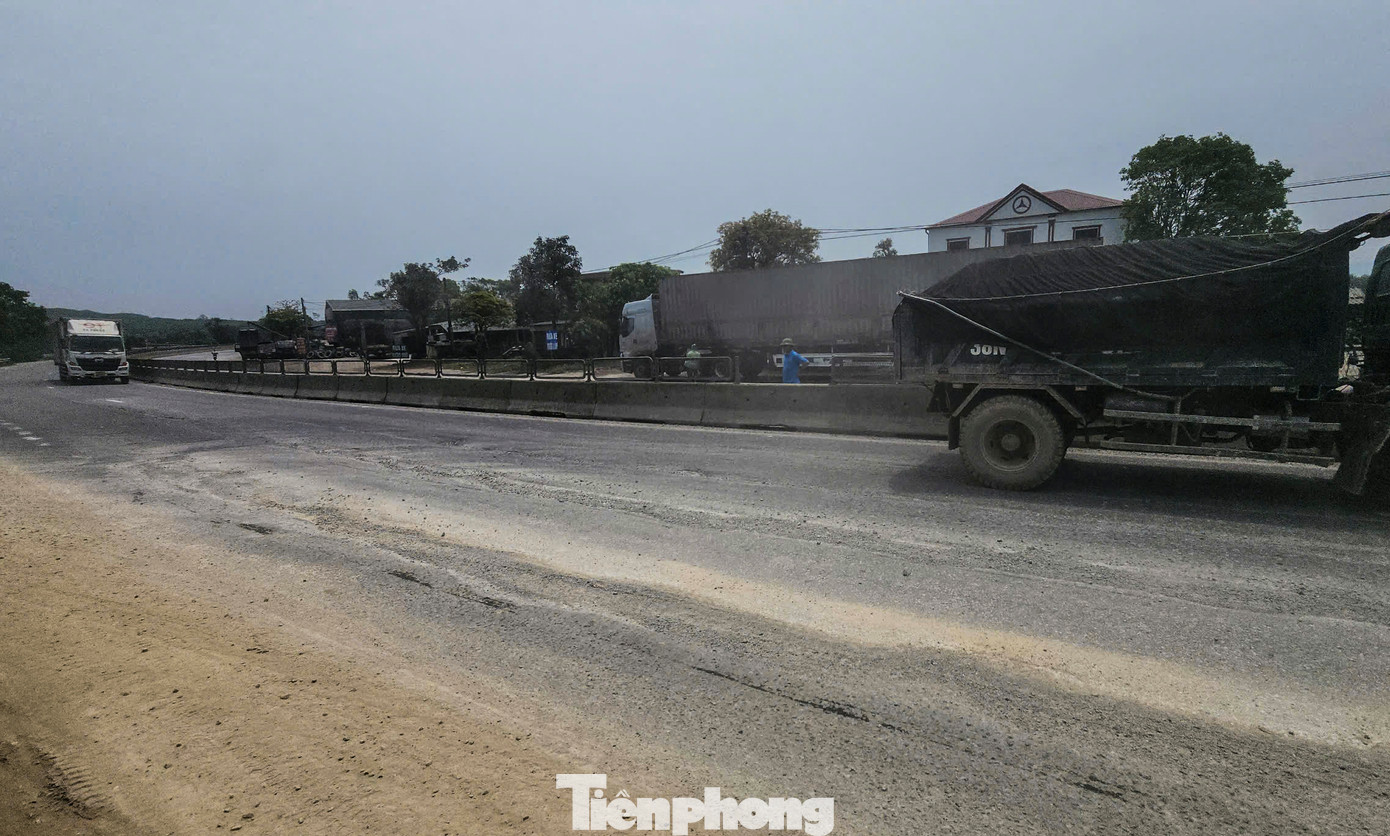 Gần đây, khi di chuyển gần đến cầu Rác, các tài xế gặp biển cảnh báo &quot;Cầu đang có sự cố, các phương tiện giảm tốc độ&quot; và 2 biển hạn chế tốc độ với xe khách, ô tô tải lần lượt là 60km/h, 40km/h.