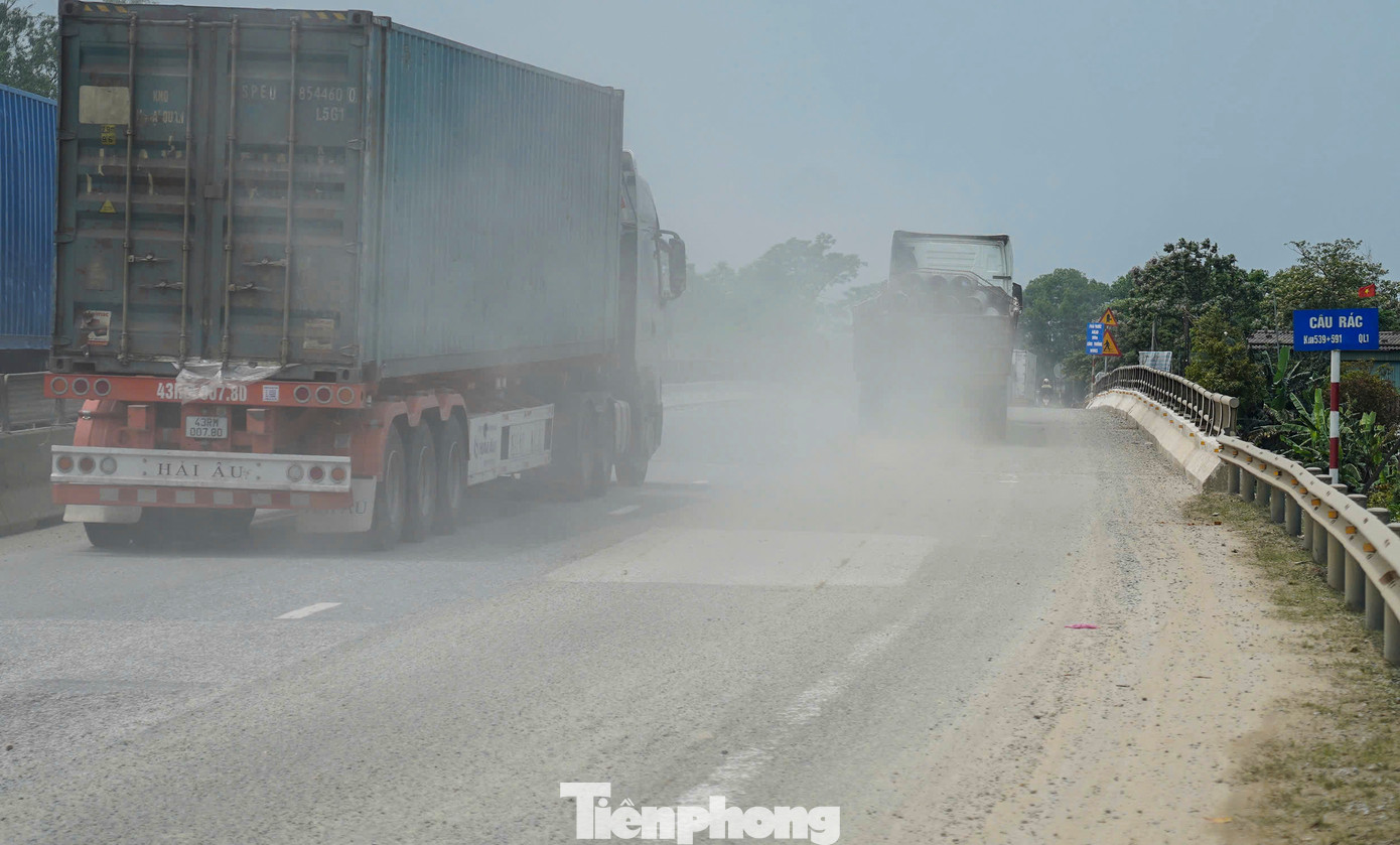 Lưu lượng phương tiện dày dặc trên quốc lộ 1A.